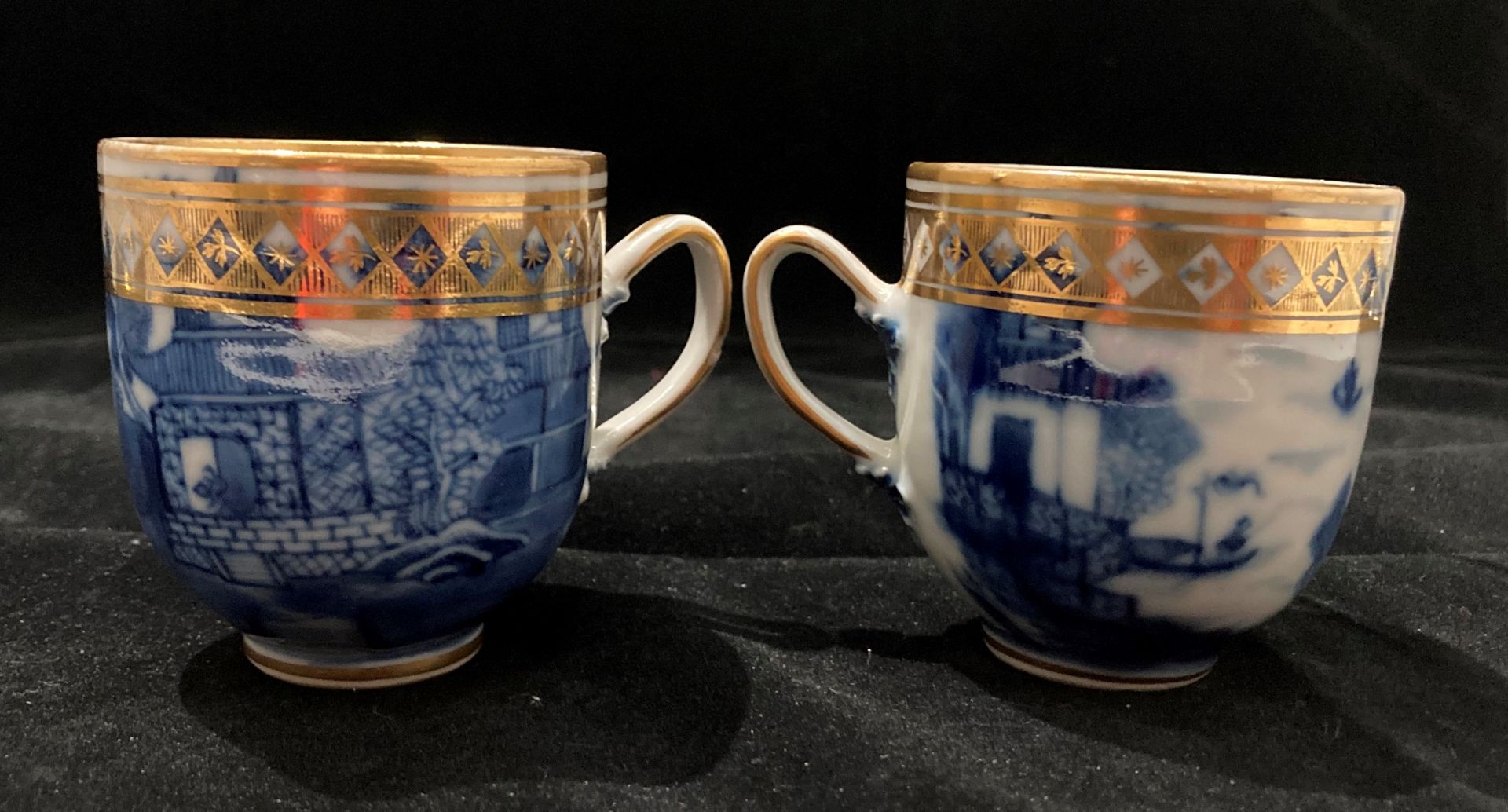 Two blue and gilt oriental patterned cups with matching bowls/saucers (four pieces) - Image 5 of 5