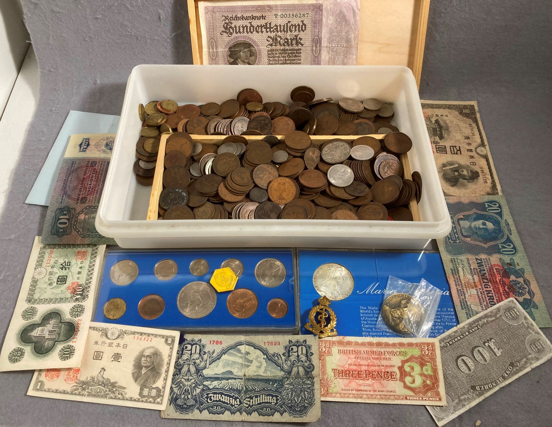 Contents to tray a large quantity of old pennies from Victoria to pre decimal,