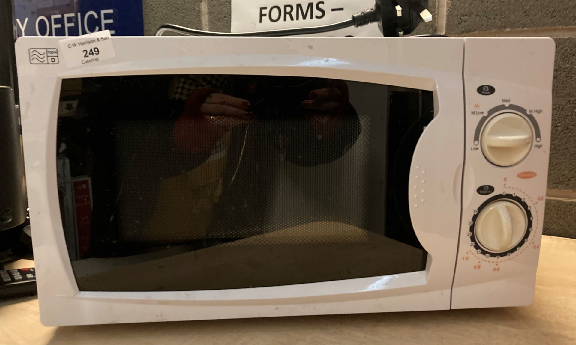 A Currys essential C17MW14 small microwave oven