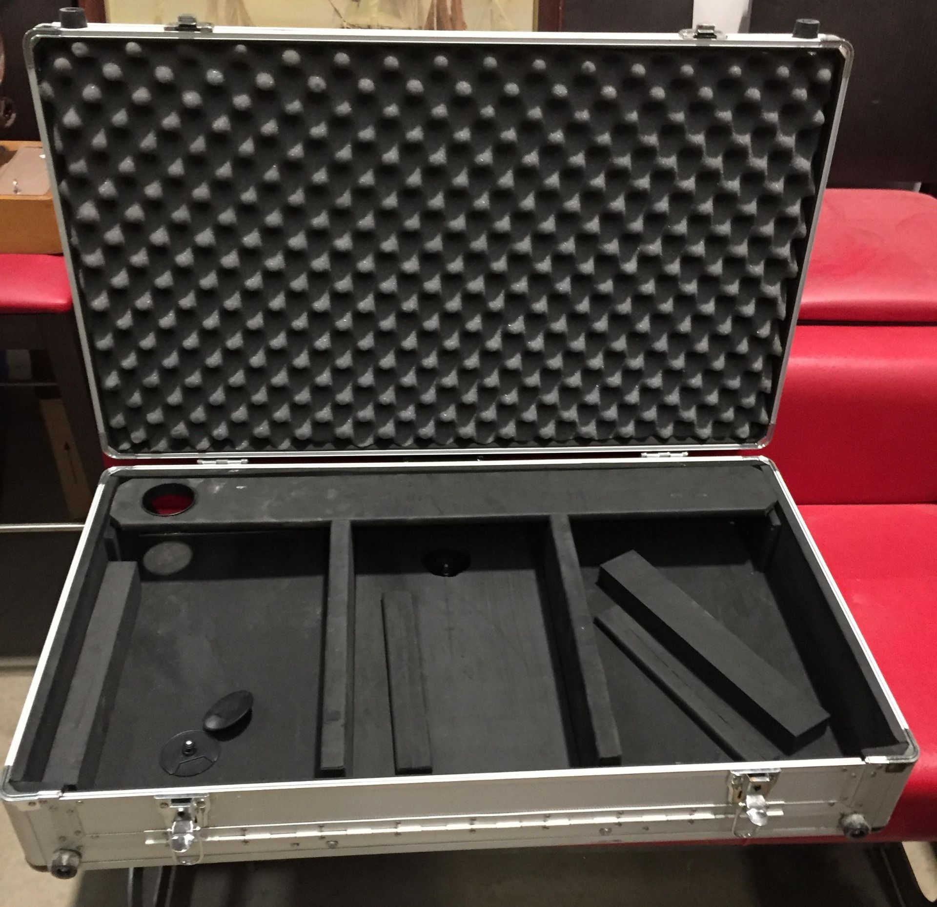 Aluminium Disc Jockeys carrying case 79CM W x 46CM D x 17 CM H - Image 2 of 2