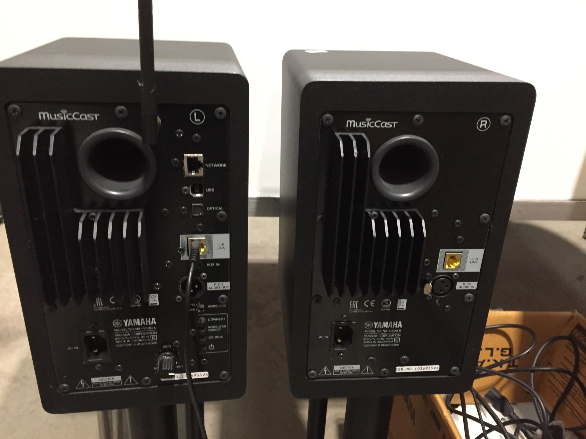 Pair of Yamaha NX-N500 MusicCast Speakers with black metal stands height of speaker 28cm, - Bild 2 aus 3