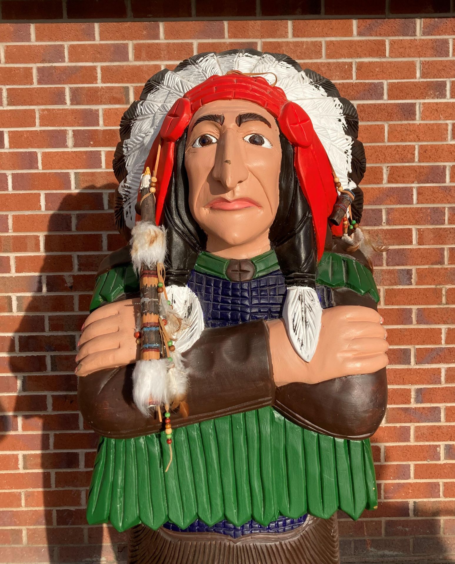 Painted wooden native American Indian Chief 183cm high together with composite Peace Pipe - Bild 4 aus 11