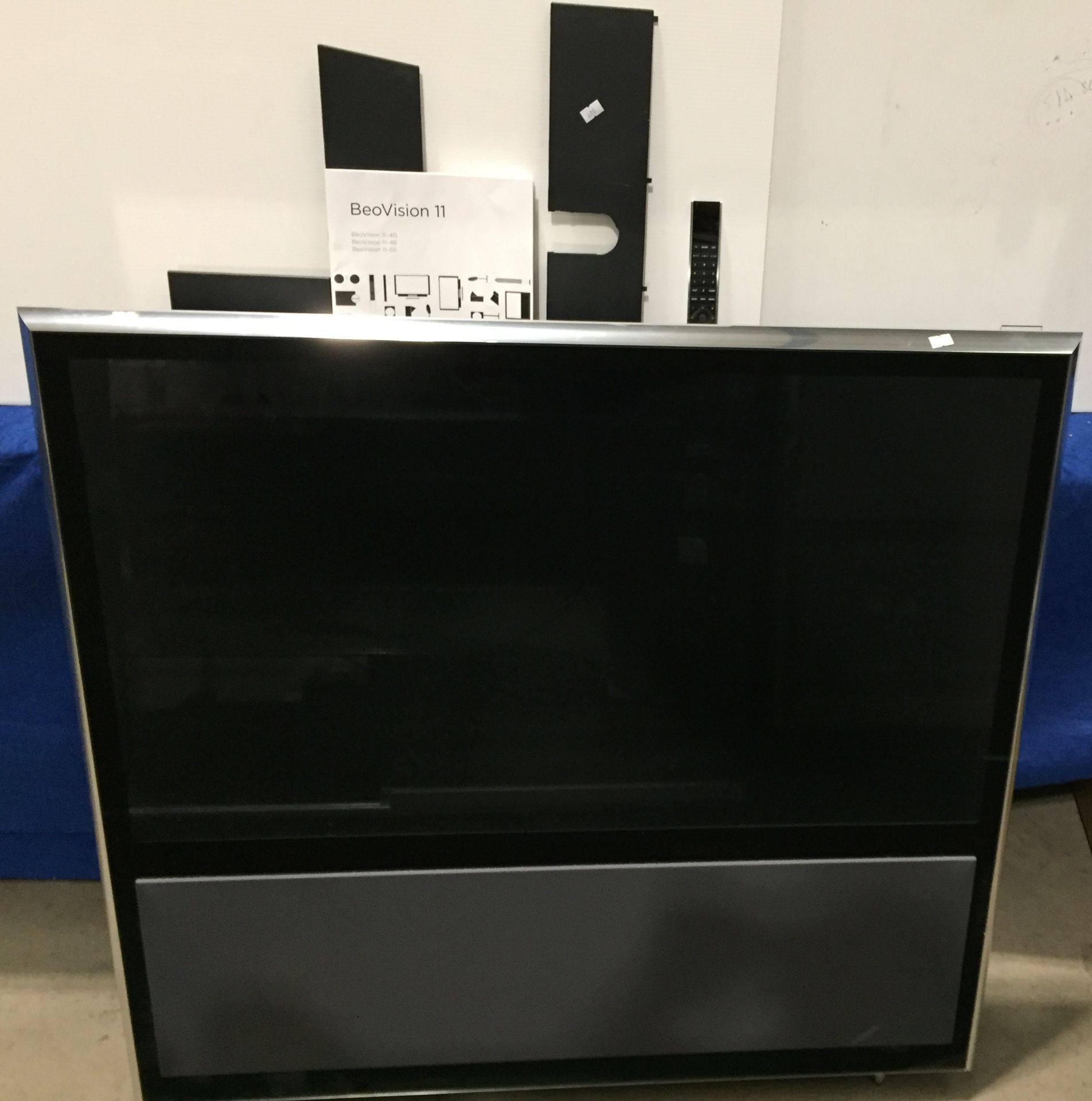 Bang & Olufsen TV BeoVision 11-40 with BeoRemote One Silver/Black DVB-HD Dual, 11-40/46 Easel Stand. - Image 4 of 17