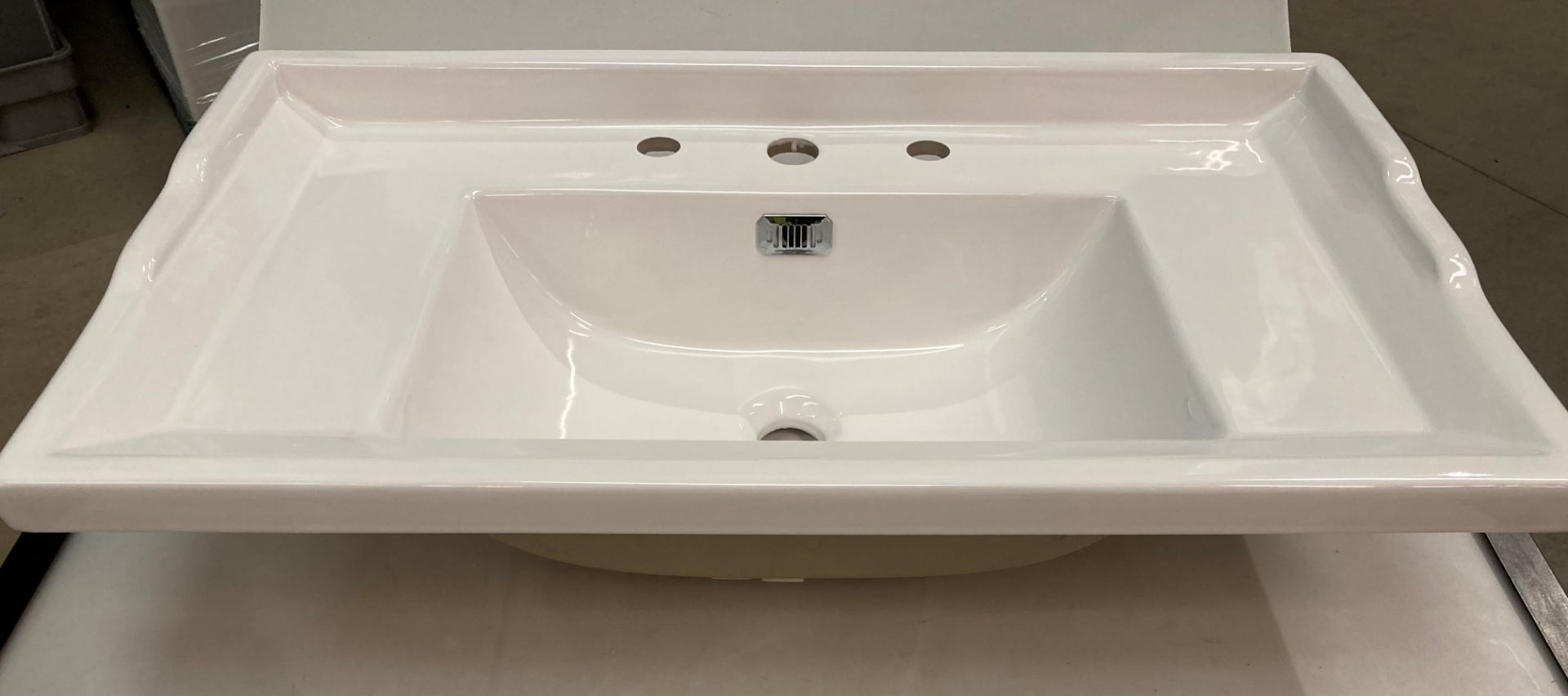 800mm traditional basin 3T/H size 820mm x 480mm x 220mm - Image 2 of 2