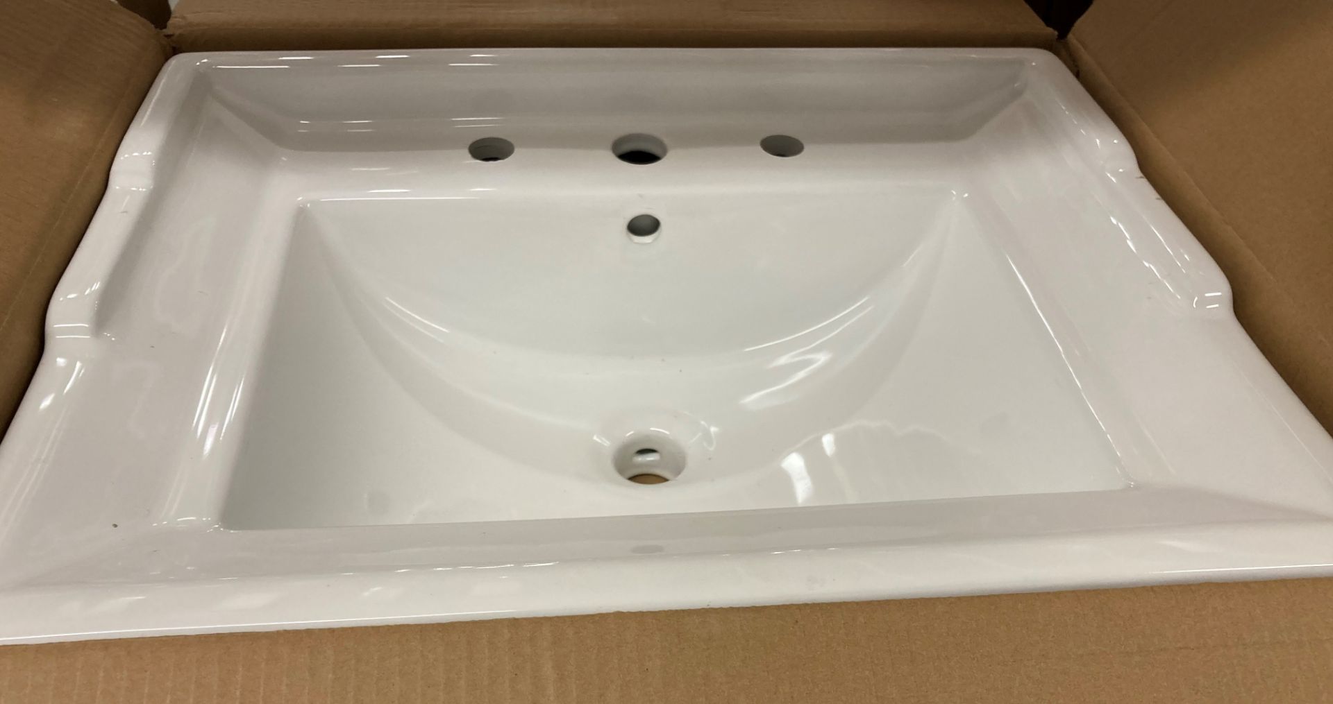 620mm traditional basin 3TH size 620mm x 480mm x 220mm