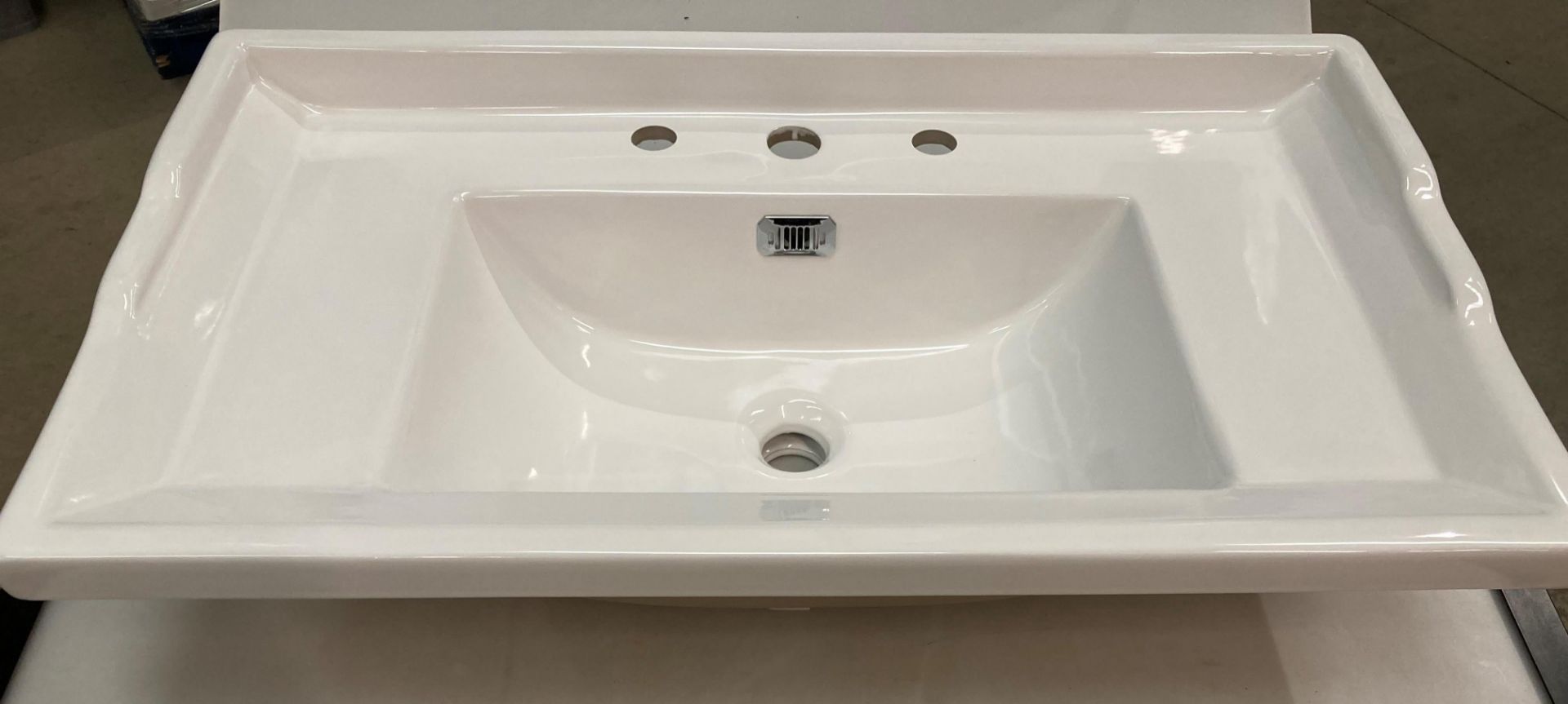 800mm traditional basin 3T/H size 820mm x 480mm x 220mm - Image 2 of 2