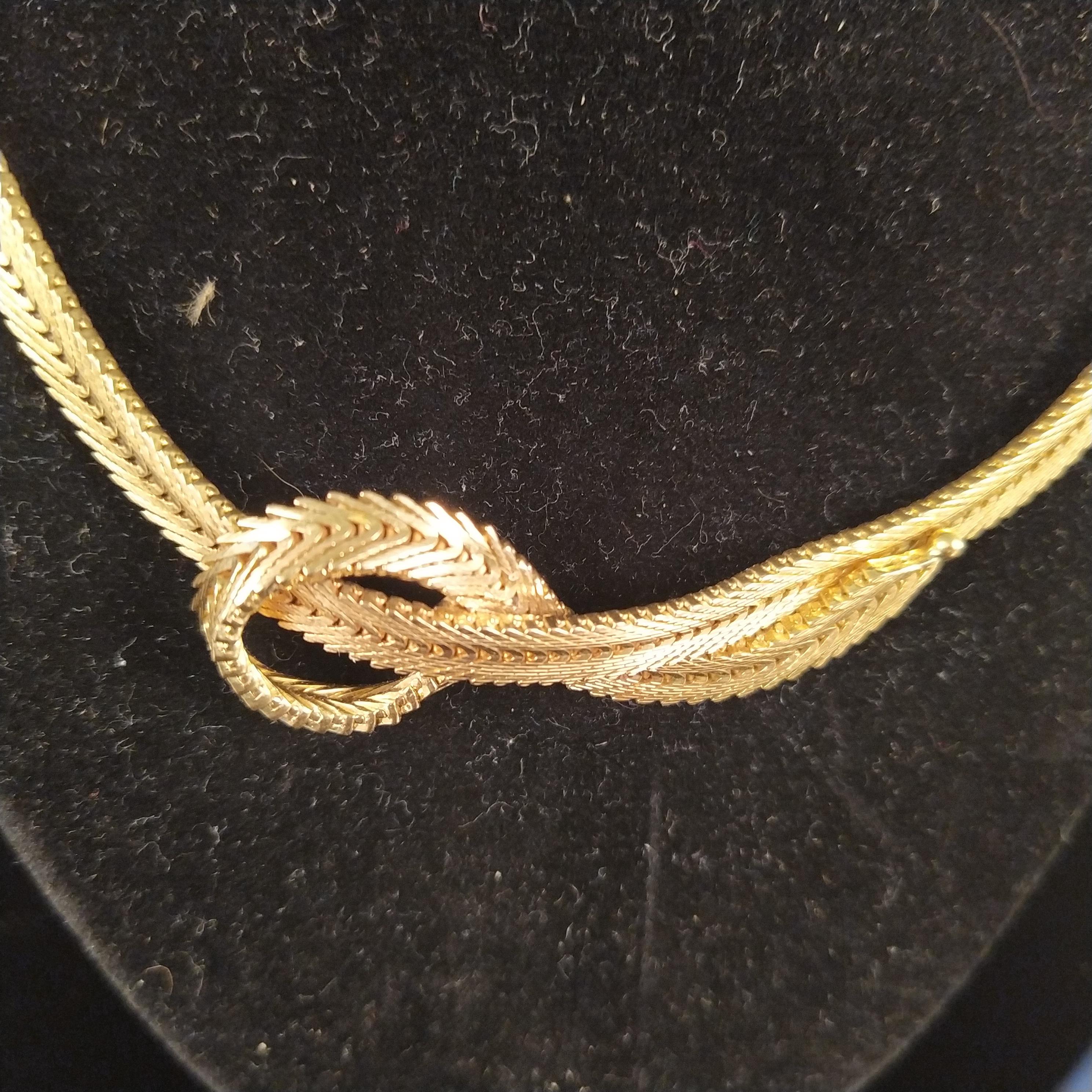 A heavy 18ct gold V link necklace with knot effect to centre, - Image 2 of 3