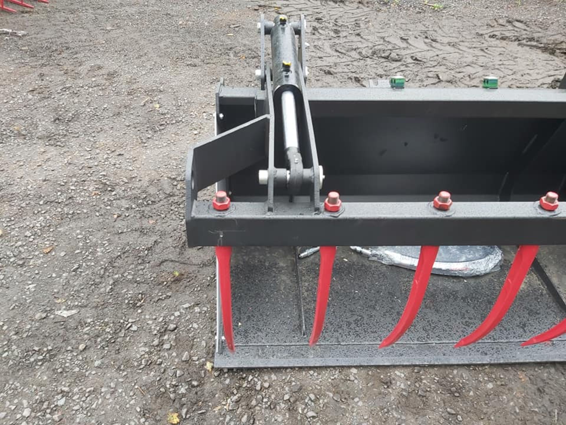 Bucket grab 1.8m, pipes and euro 8 brackets included, removable side panels. - Image 6 of 7