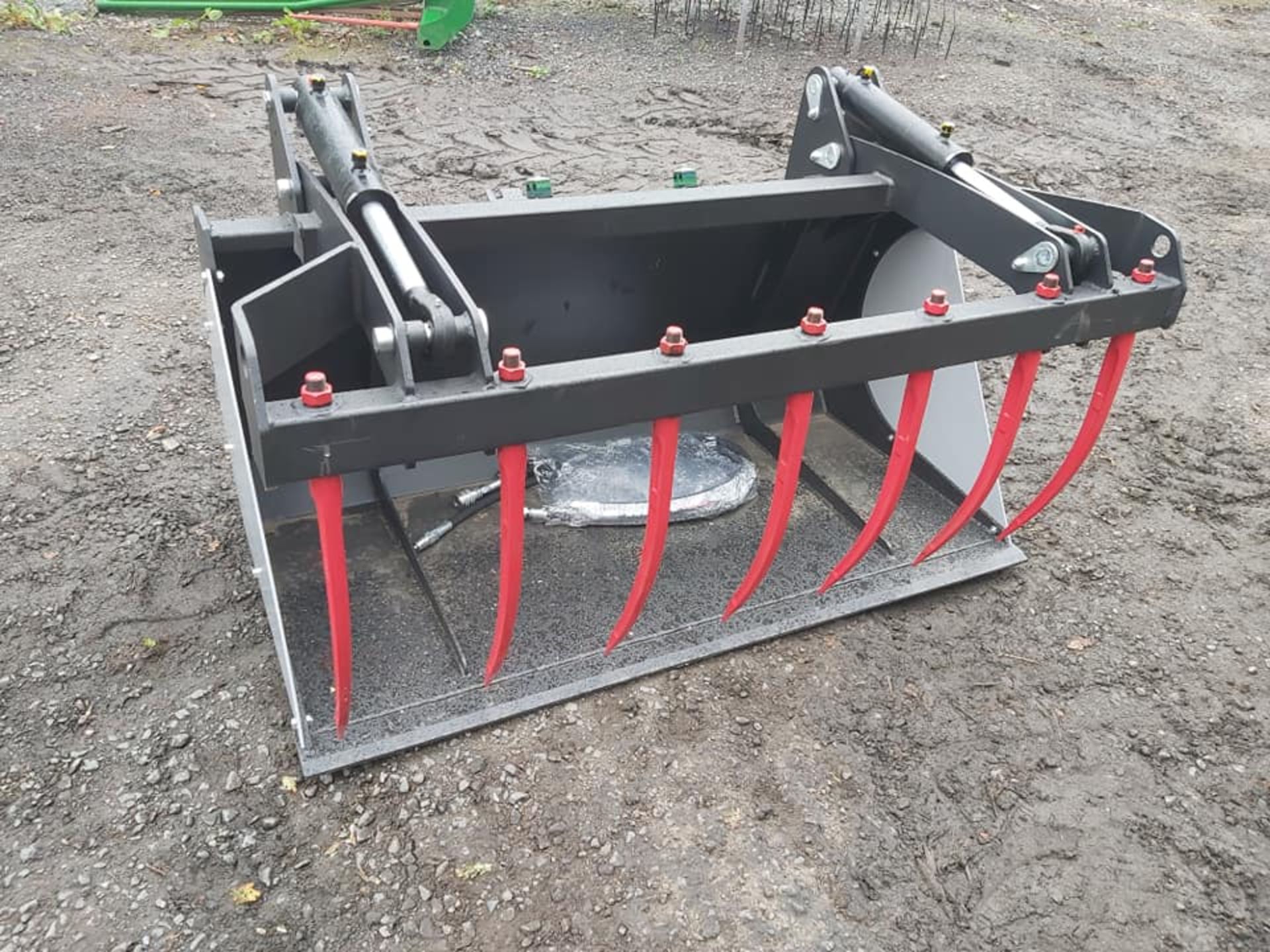 Bucket grab 1.8m, pipes and euro 8 brackets included, removable side panels.