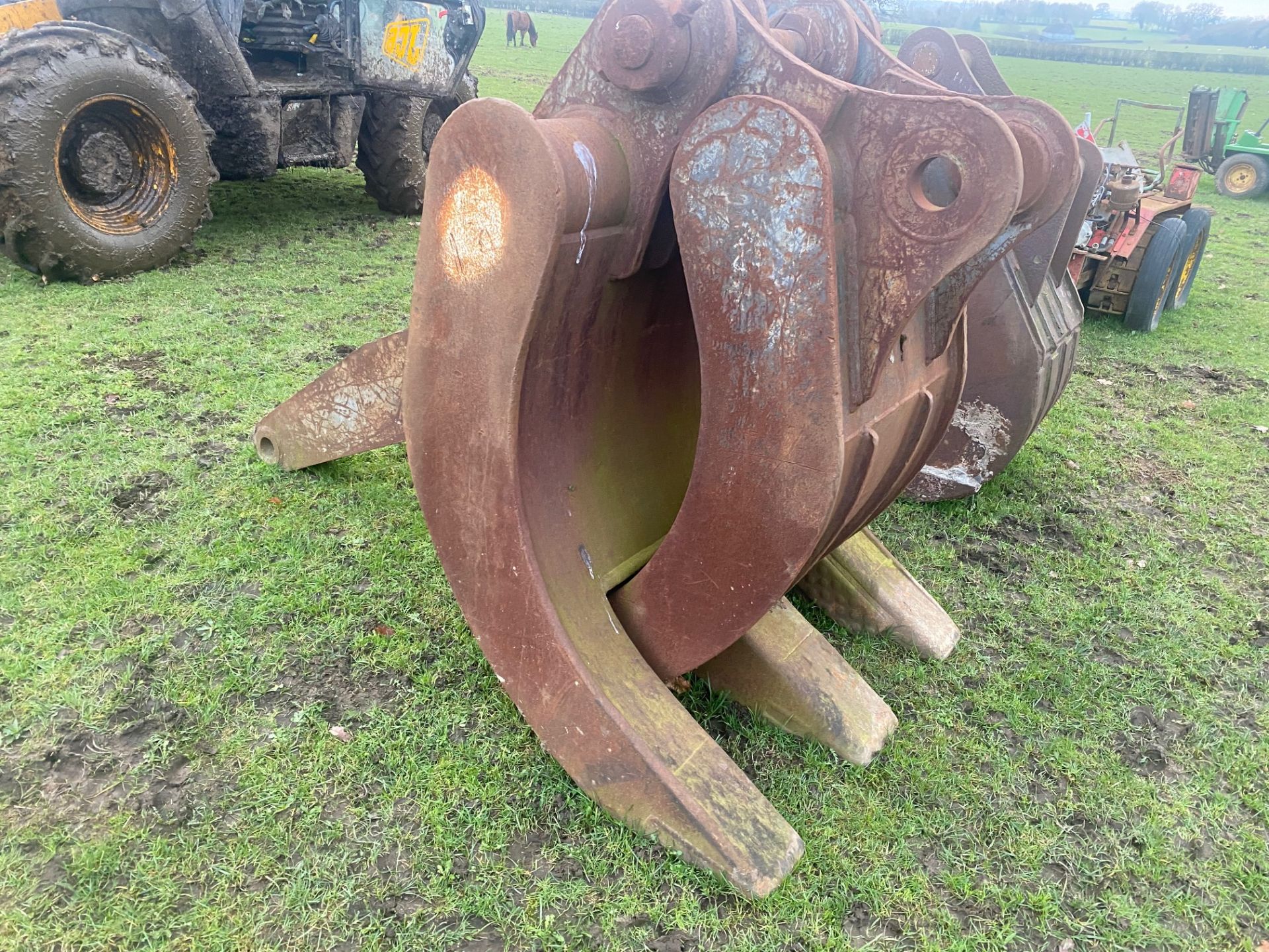 5 Tine Grab for Digger on 80mm pins. Stored near Goring Heath, Reading. No VAT on this lot.