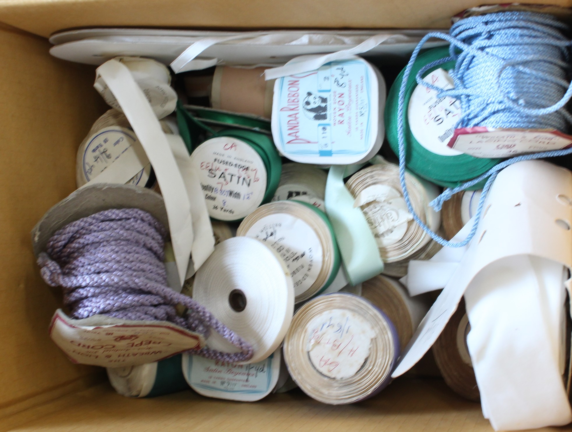 A very large selection of vintage ex-shop stock haberdashery items including reels of cotton, - Bild 4 aus 7