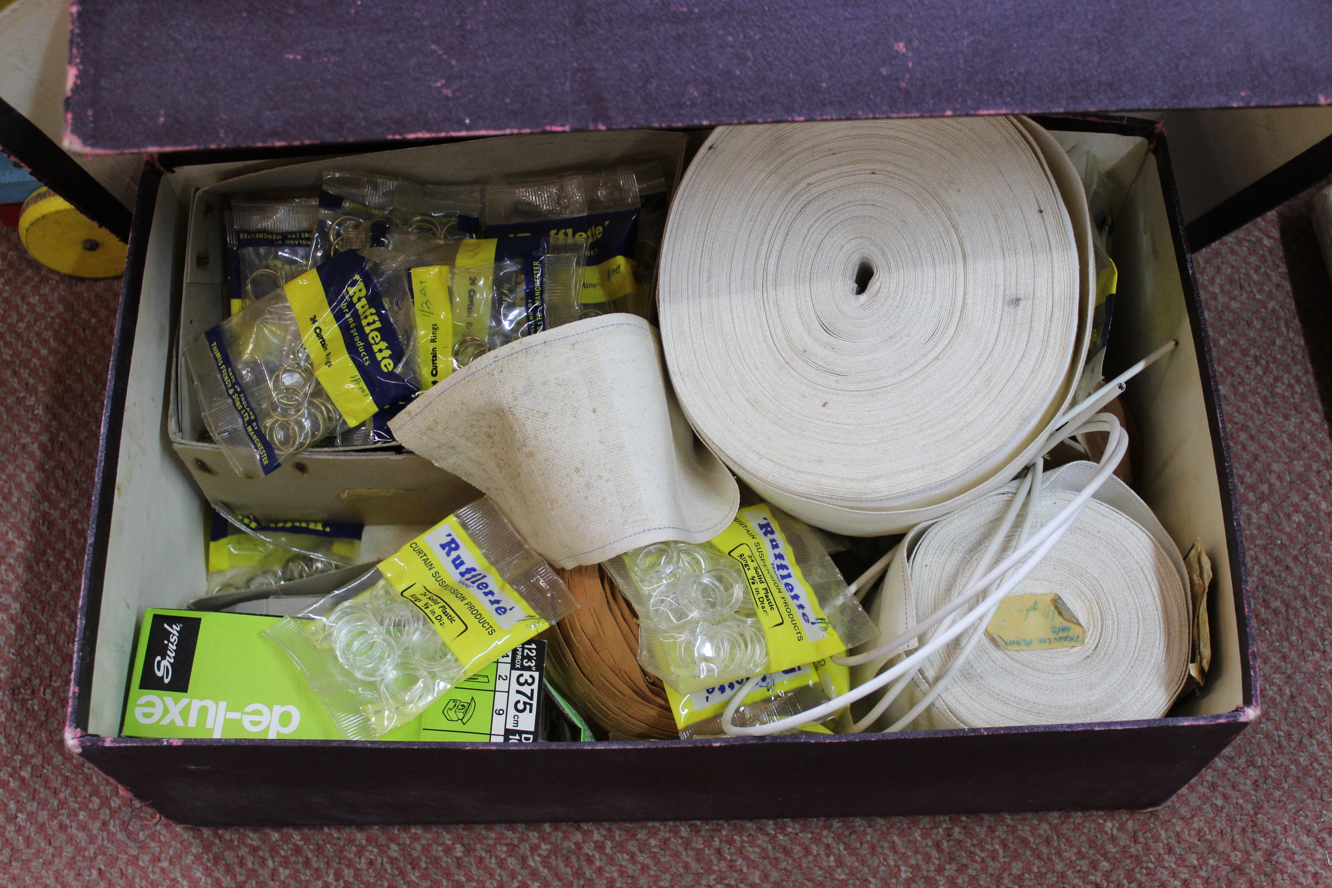 A very large selection of vintage ex-shop stock haberdashery items including reels of cotton, - Bild 7 aus 7