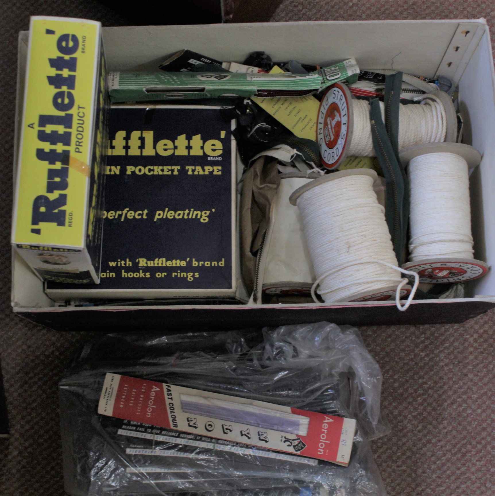 A very large selection of vintage ex-shop stock haberdashery items including reels of cotton, - Bild 2 aus 7