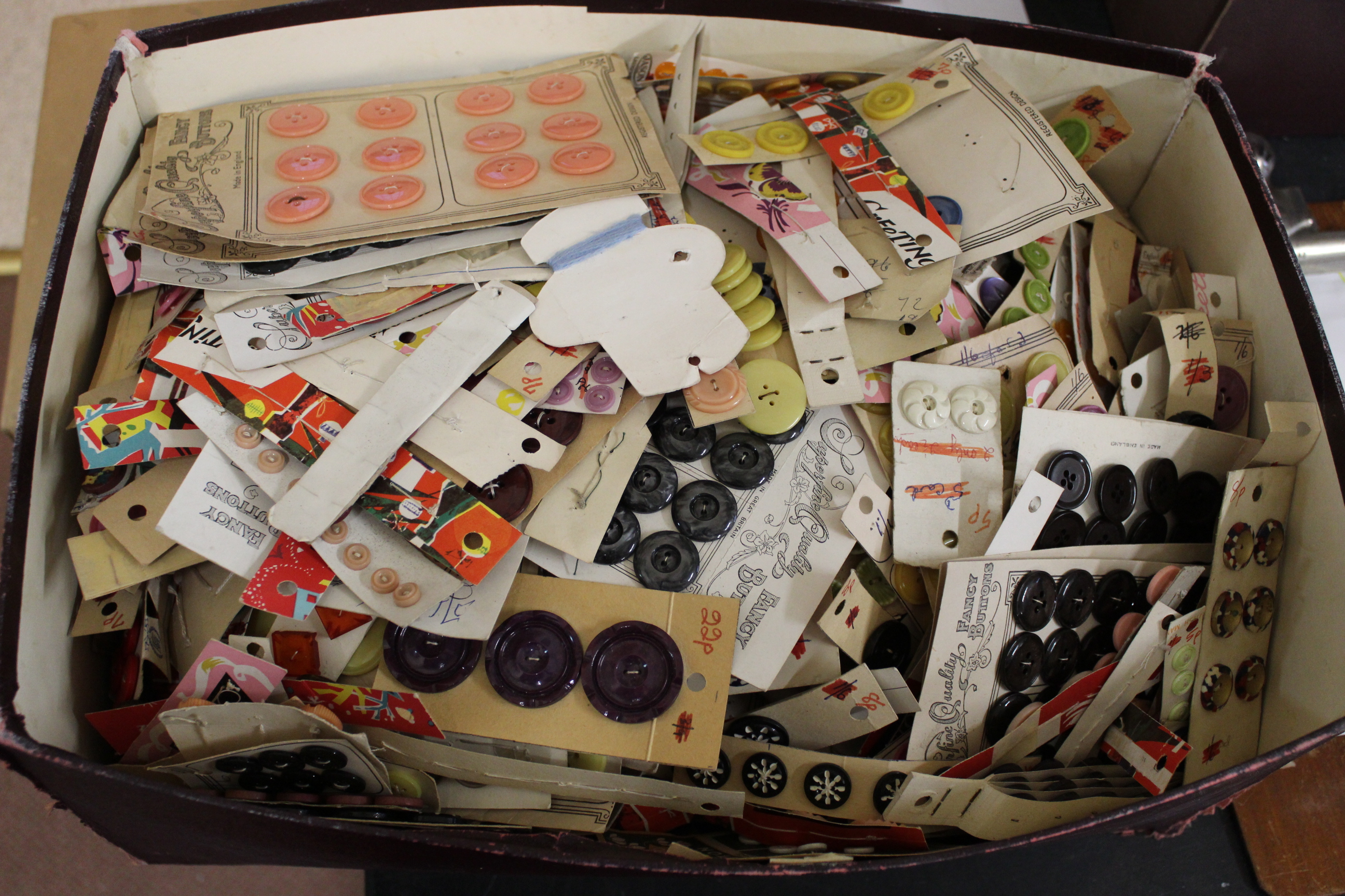 A very large selection of vintage ex-shop stock haberdashery items including reels of cotton, - Bild 6 aus 7