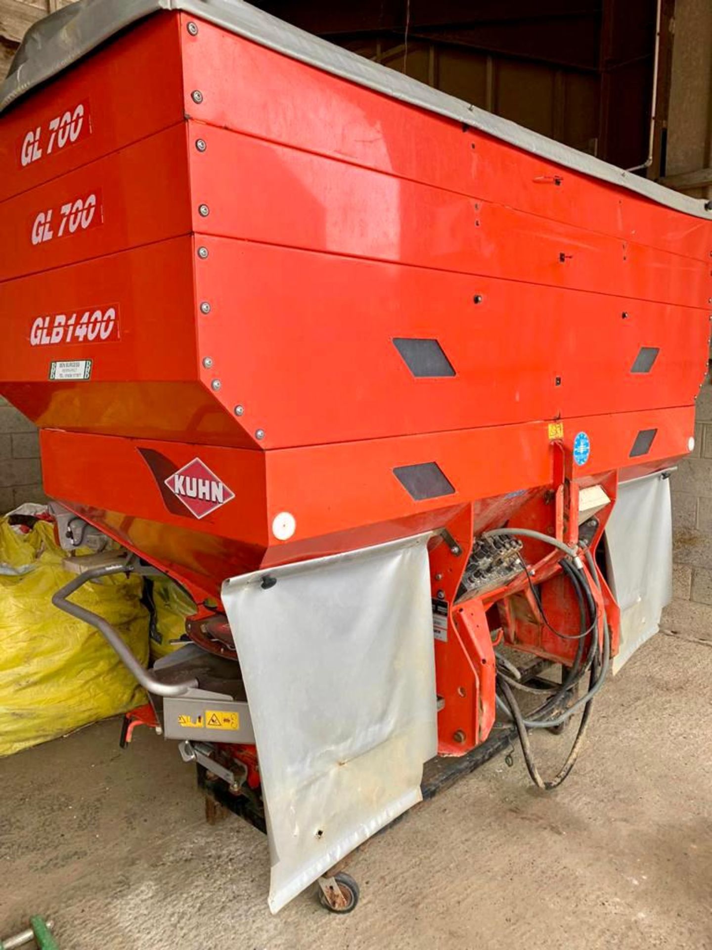 2008 Kuhn Fertiliser spreader, capacity 3T, can do variable rate, hydraulic driven.