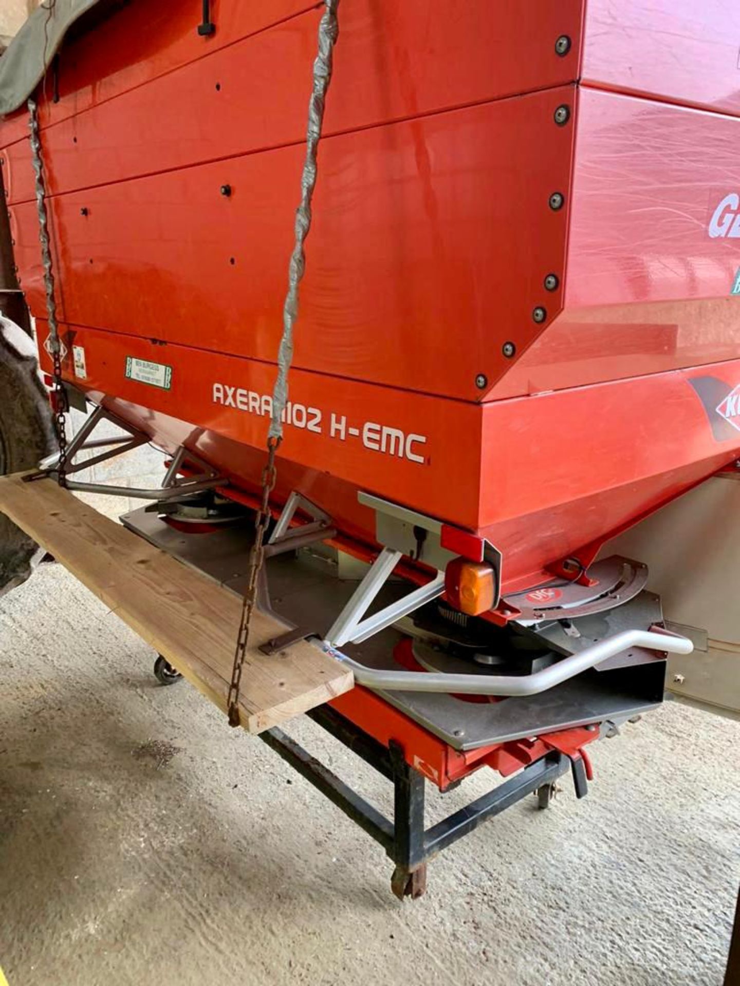 2008 Kuhn Fertiliser spreader, capacity 3T, can do variable rate, hydraulic driven. - Image 2 of 3