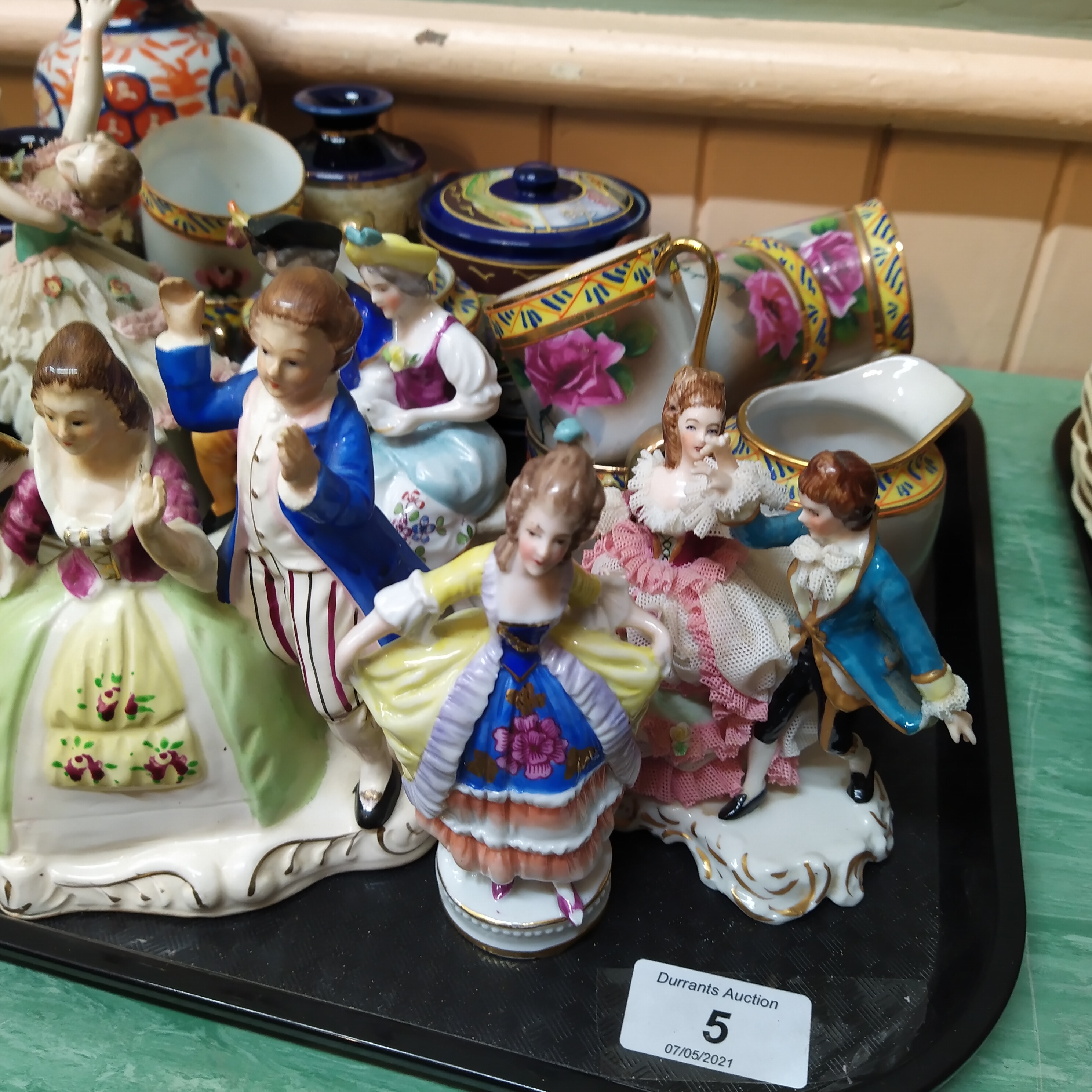 A tray of assorted porcelain figurines, - Bild 2 aus 3