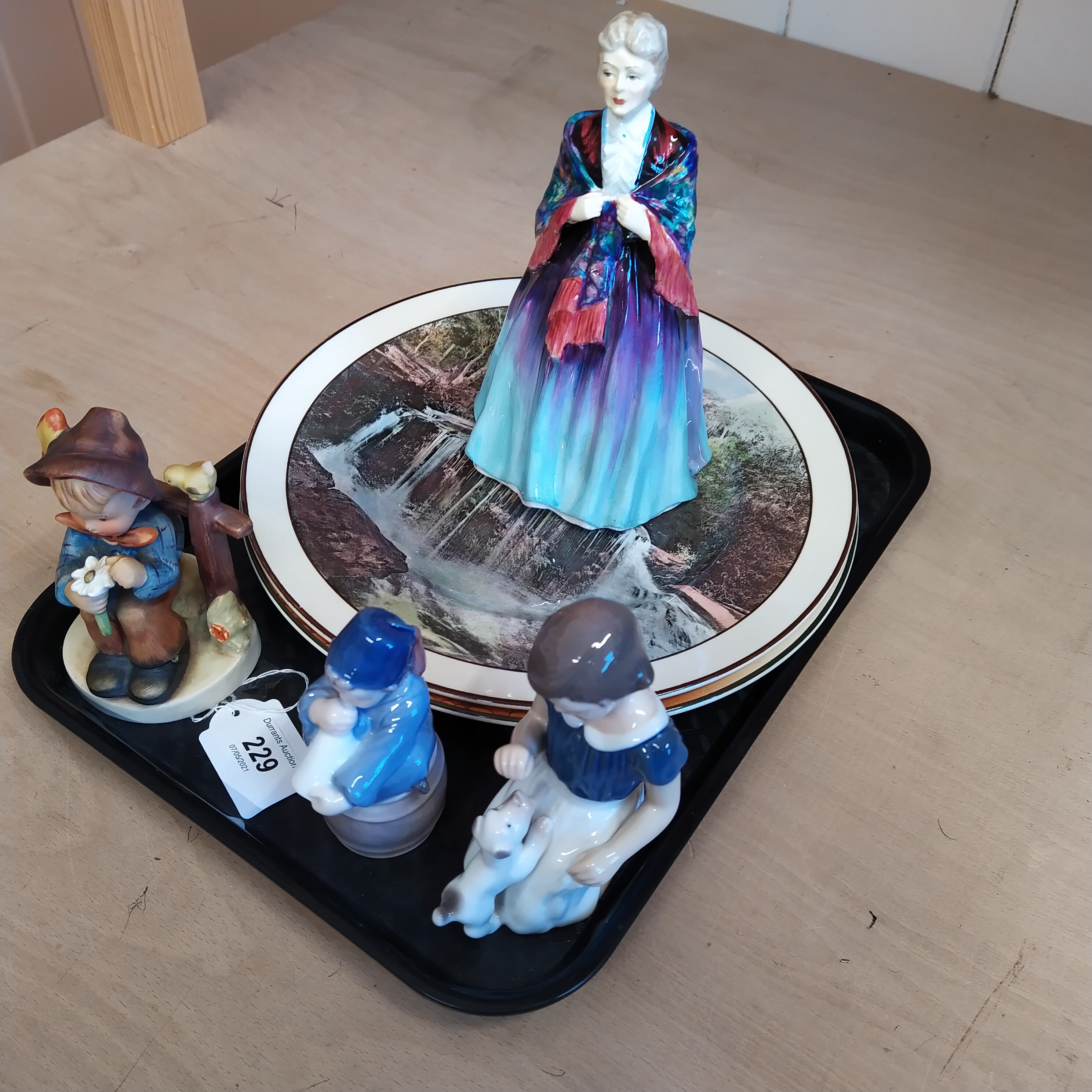 Two Doulton Series ware plates plus a Paragon Grand Ma Ma figurine, - Bild 2 aus 3