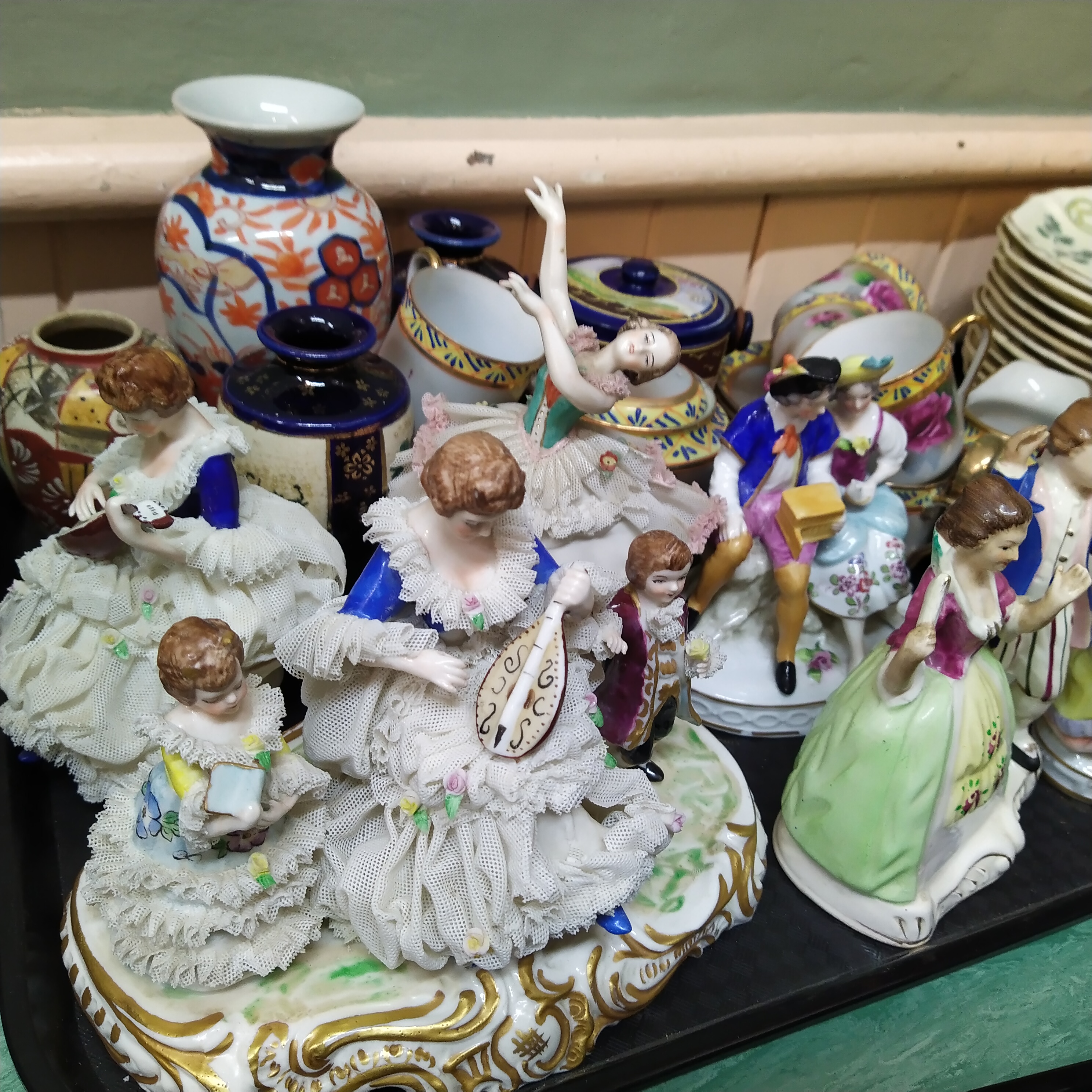 A tray of assorted porcelain figurines, - Bild 3 aus 3