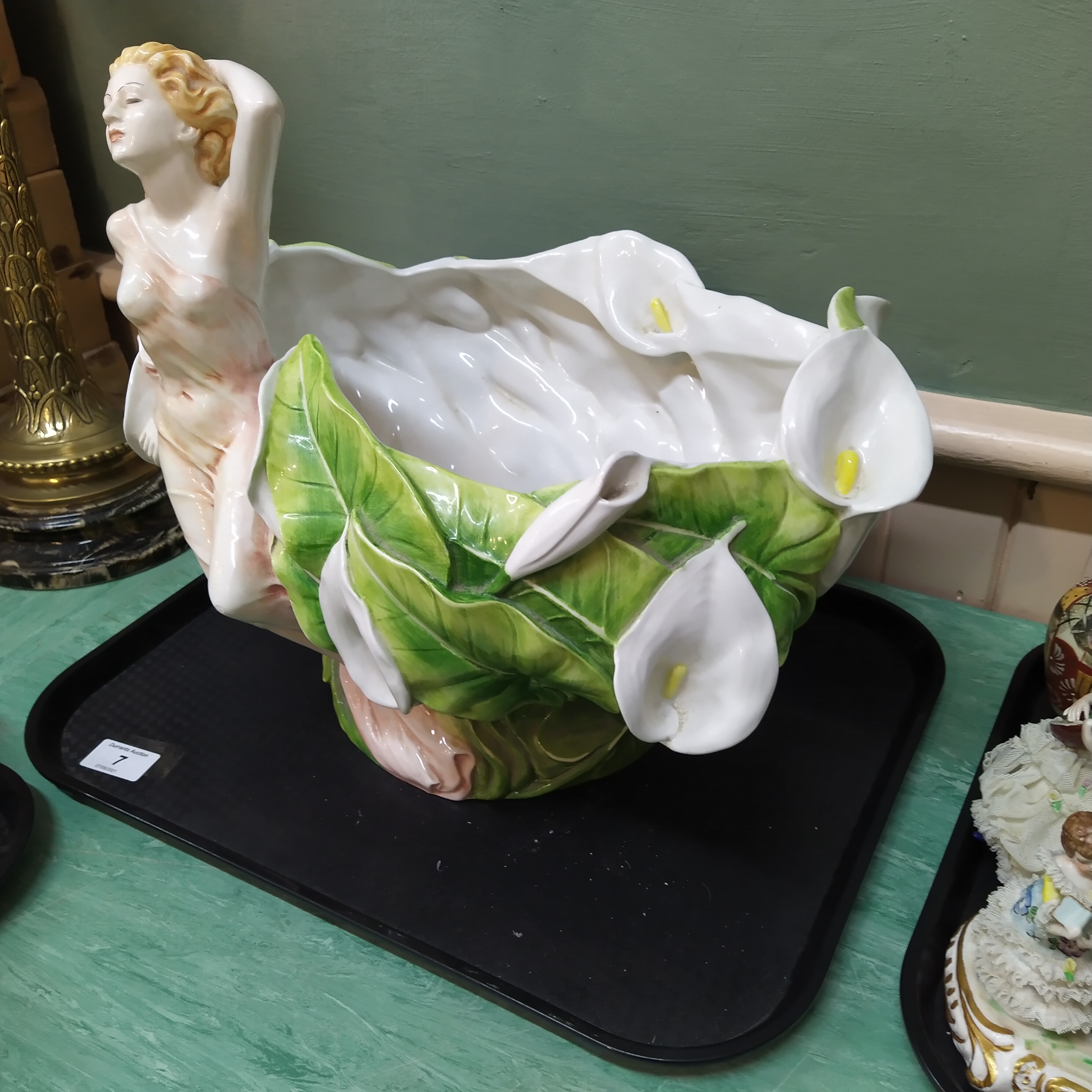 An Italian porcelain jardiniere modelled in the Art Nouveau style with female figure and Arum - Bild 2 aus 3