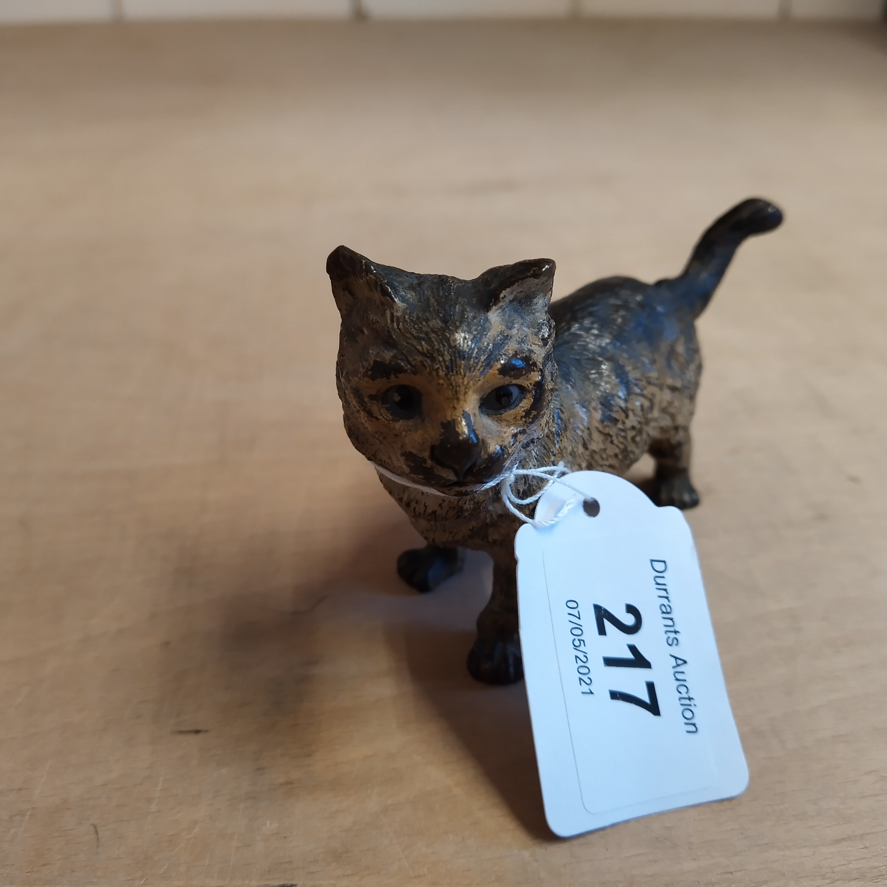 A late Victorian Austrian cold painted bronze figure of a cat, - Bild 2 aus 3