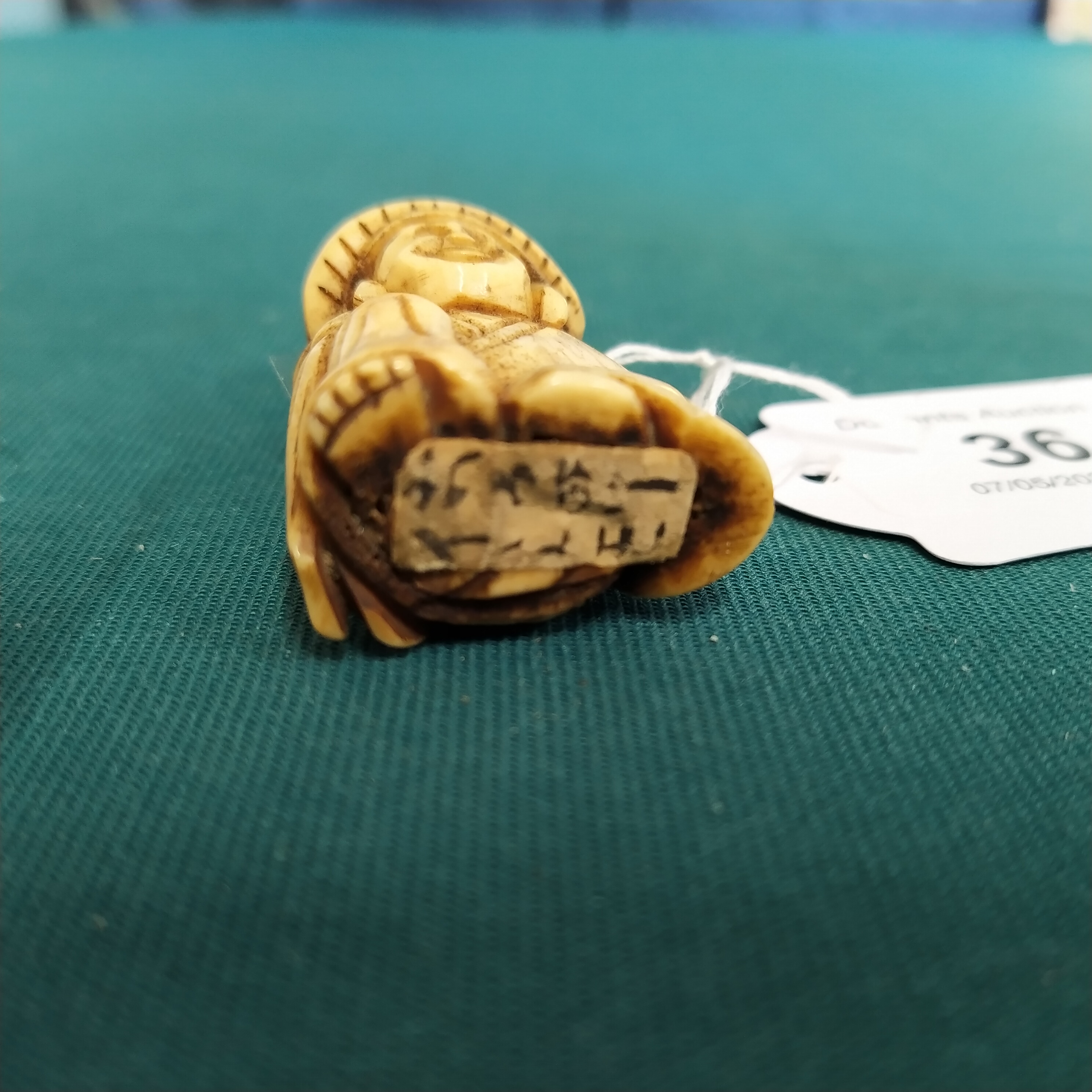 An antique detailed carved ivory netsuke of a seated figure with a rat on his head, - Bild 3 aus 3