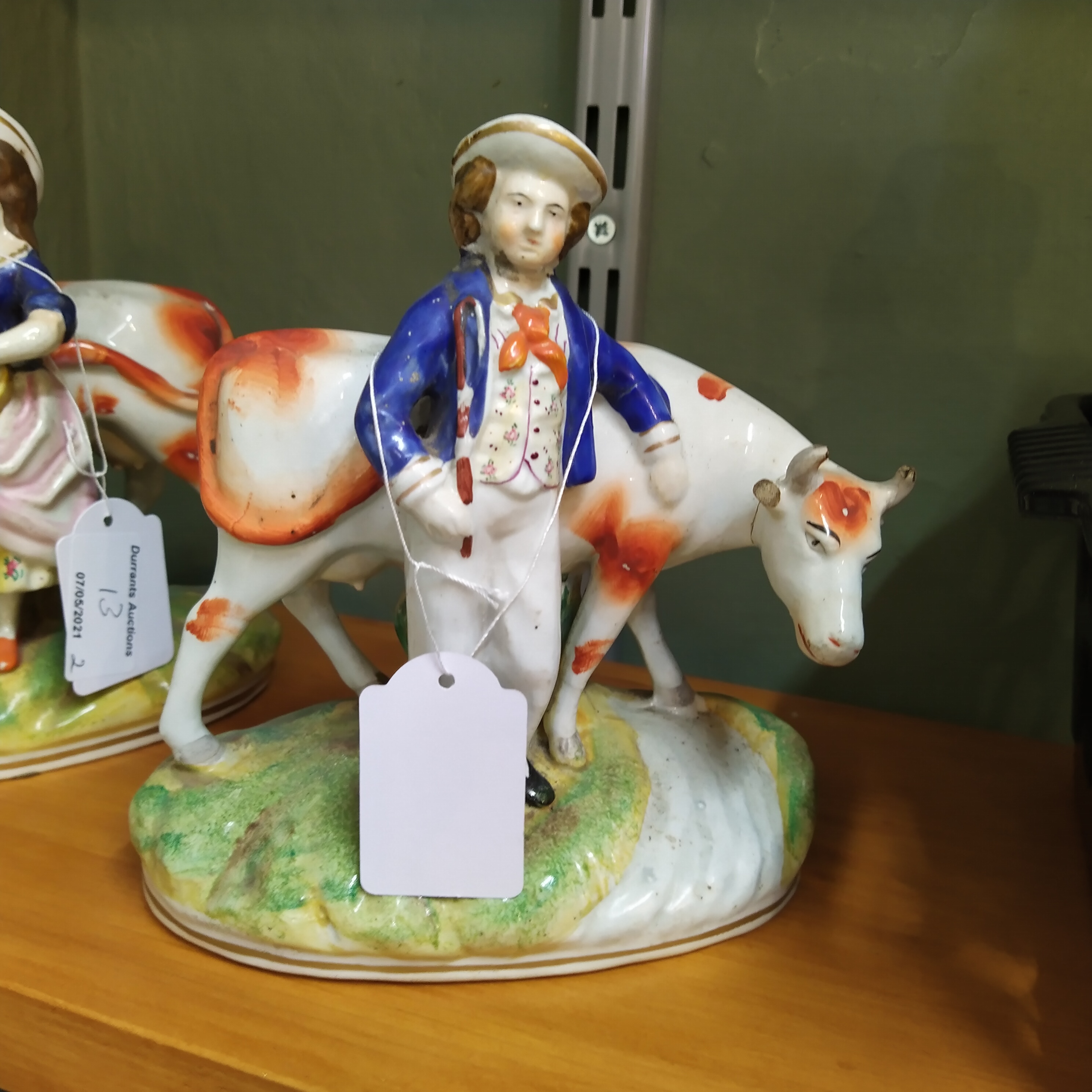 A pair of 19th Century Staffordshire figurines with cowman and milk maid attending cows (as found) - Bild 3 aus 4