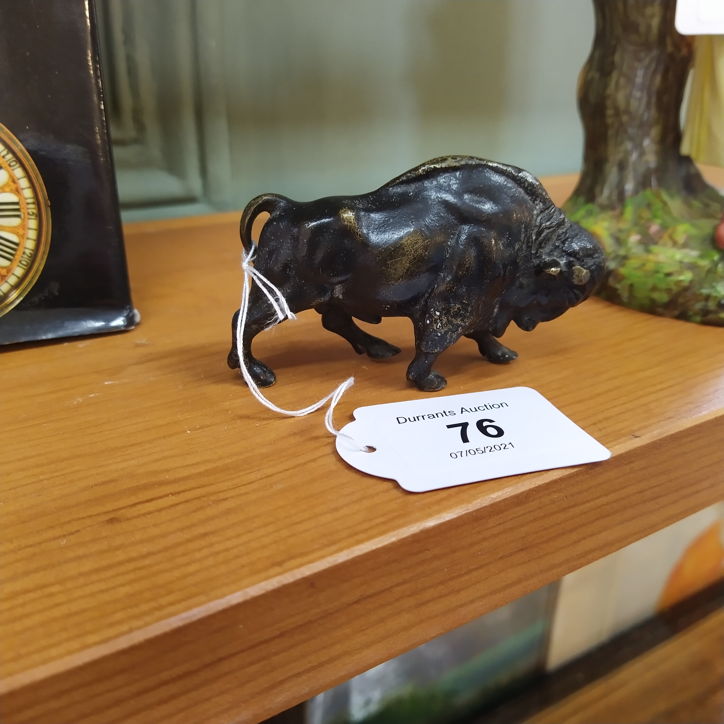 A cold painted bronze of a buffalo, no makers mark, - Bild 3 aus 3