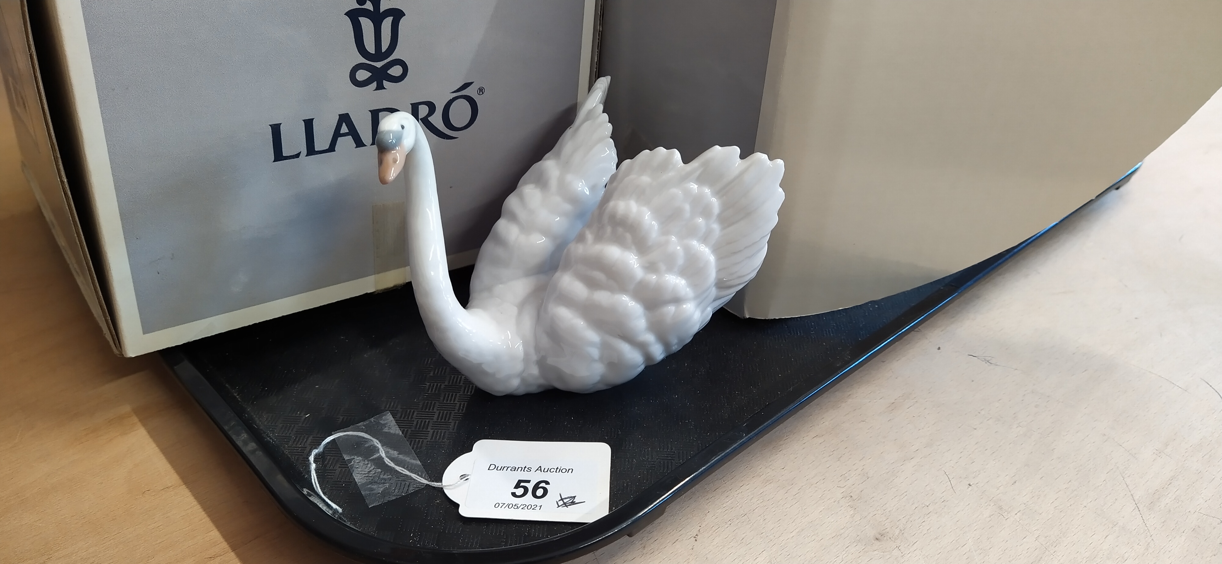 A boxed Lladro swan figurine plus a boxed Leonardo swan figurine, - Bild 2 aus 4