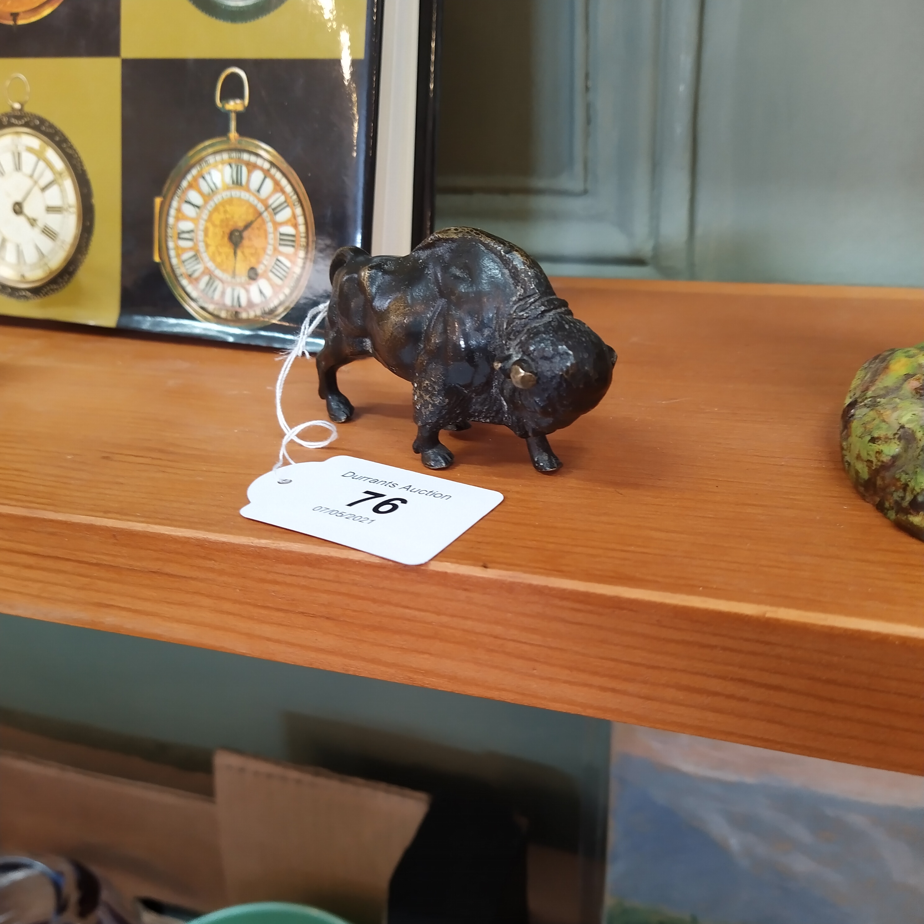 A cold painted bronze of a buffalo, no makers mark, - Bild 2 aus 3