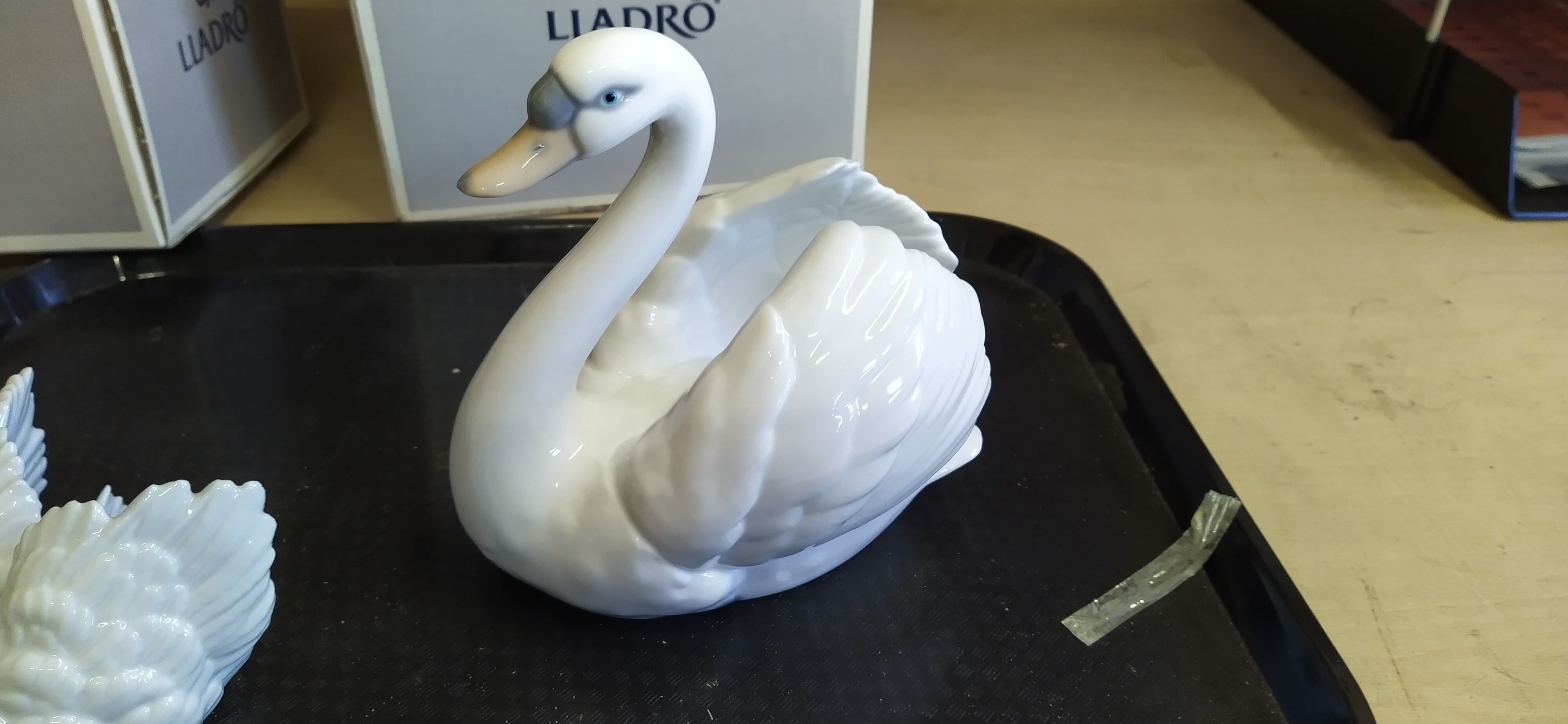 A boxed Lladro swan figurine plus a boxed Leonardo swan figurine, - Bild 3 aus 4