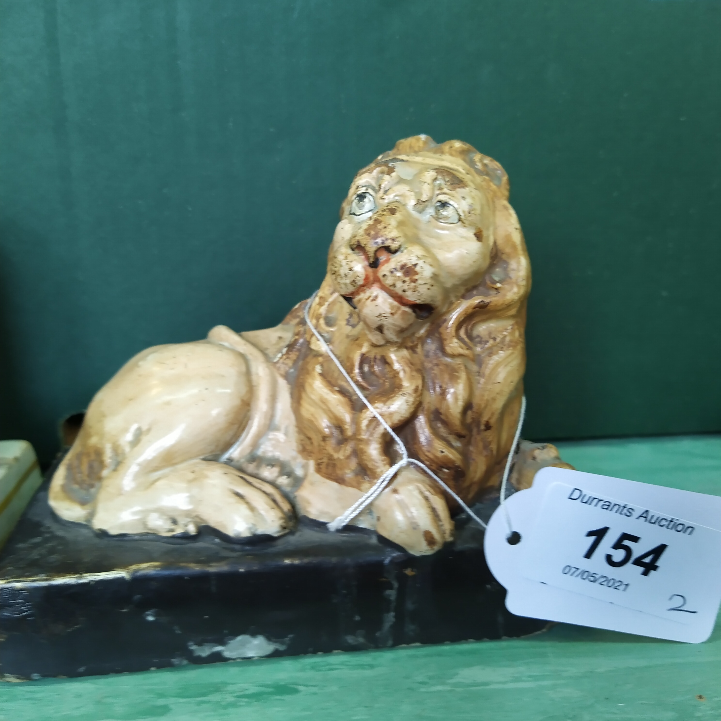 Two 19th Century pottery lions, - Bild 2 aus 3