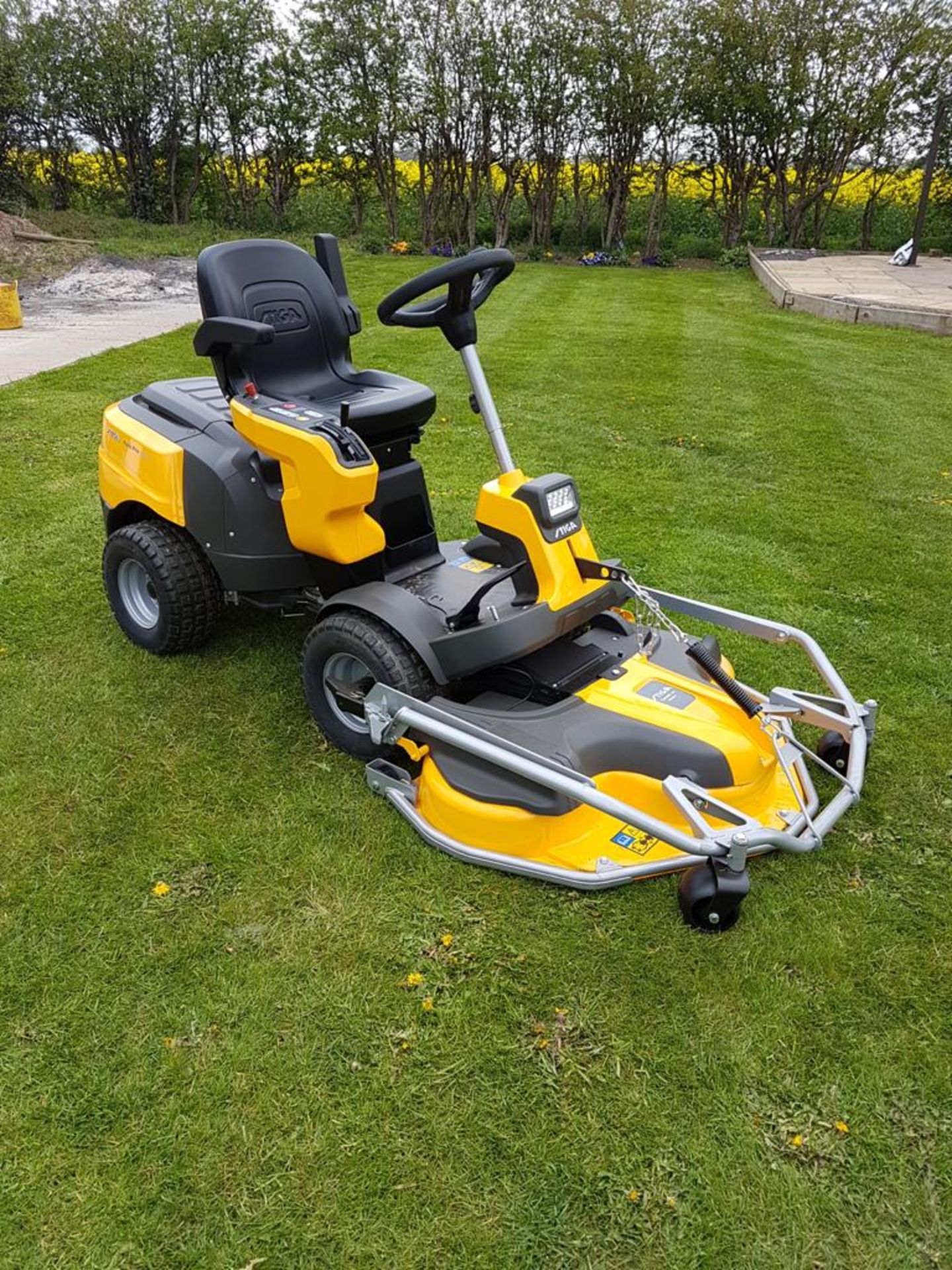 Stiga Park Pro 340 ix, 4 wheel drive, power steering, electric 110cm combi cutting deck,