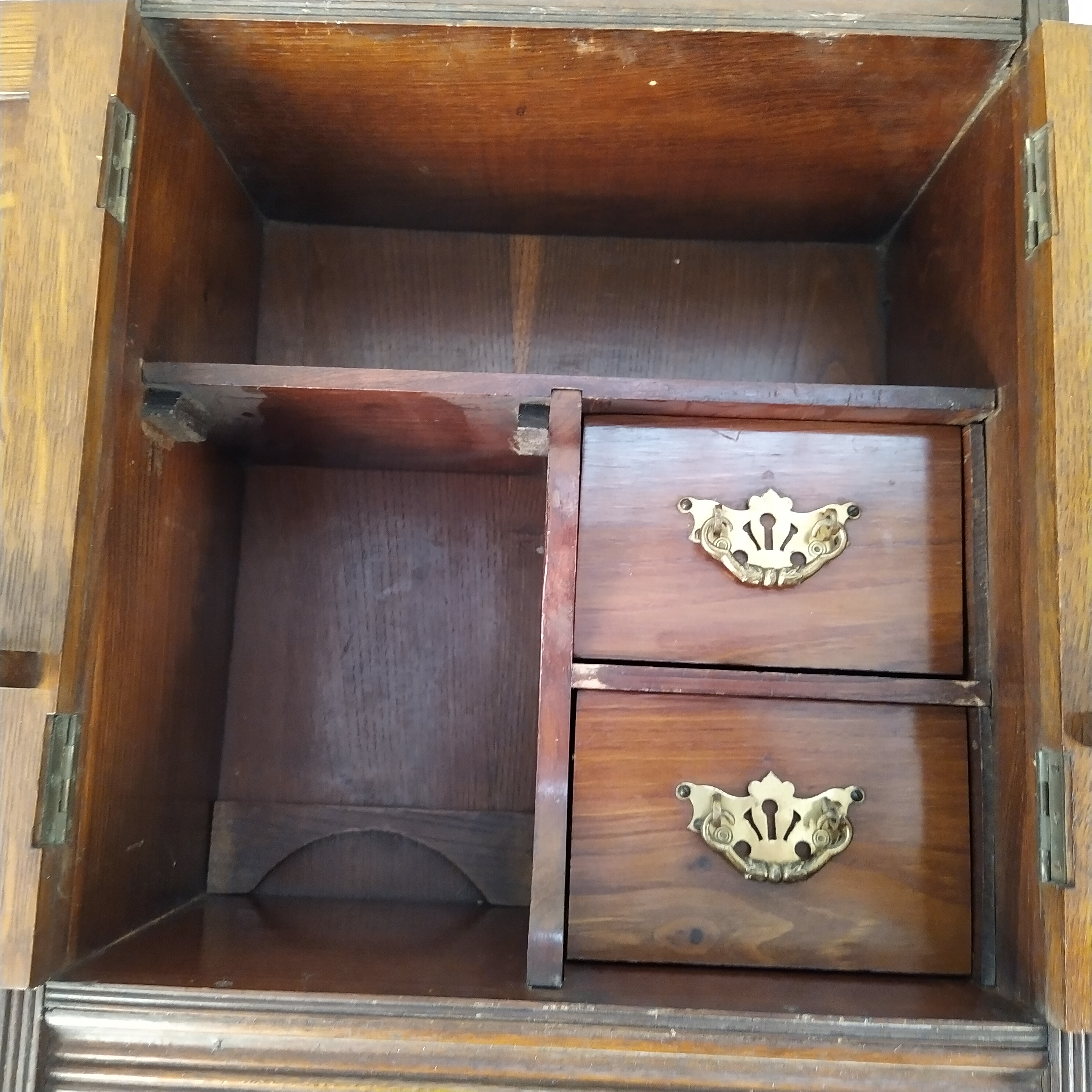 An Edwardian oak cased smokers wall cabinet with contents including two cased Meerschaum pipes - Image 2 of 3