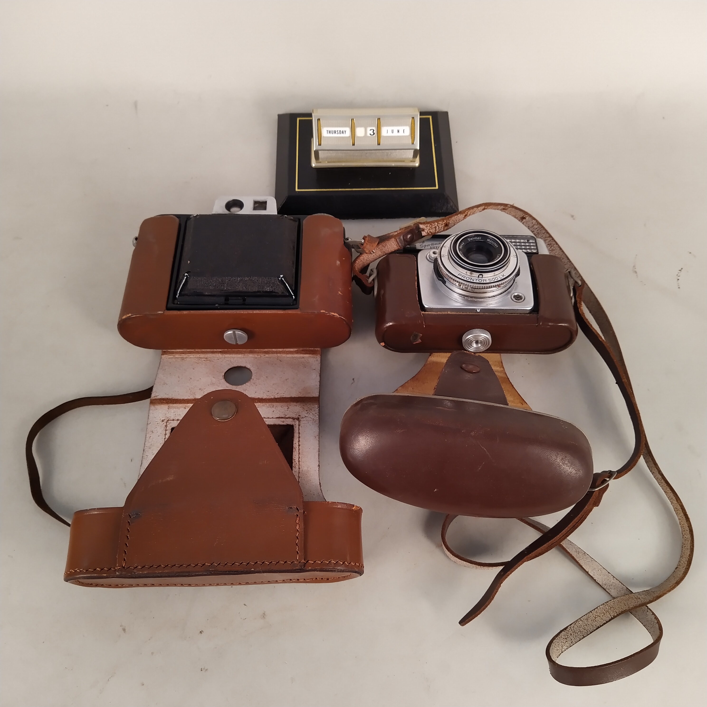 A selection of vintage cameras and equipment including an 'Agilux' and an Ilford - Image 2 of 3