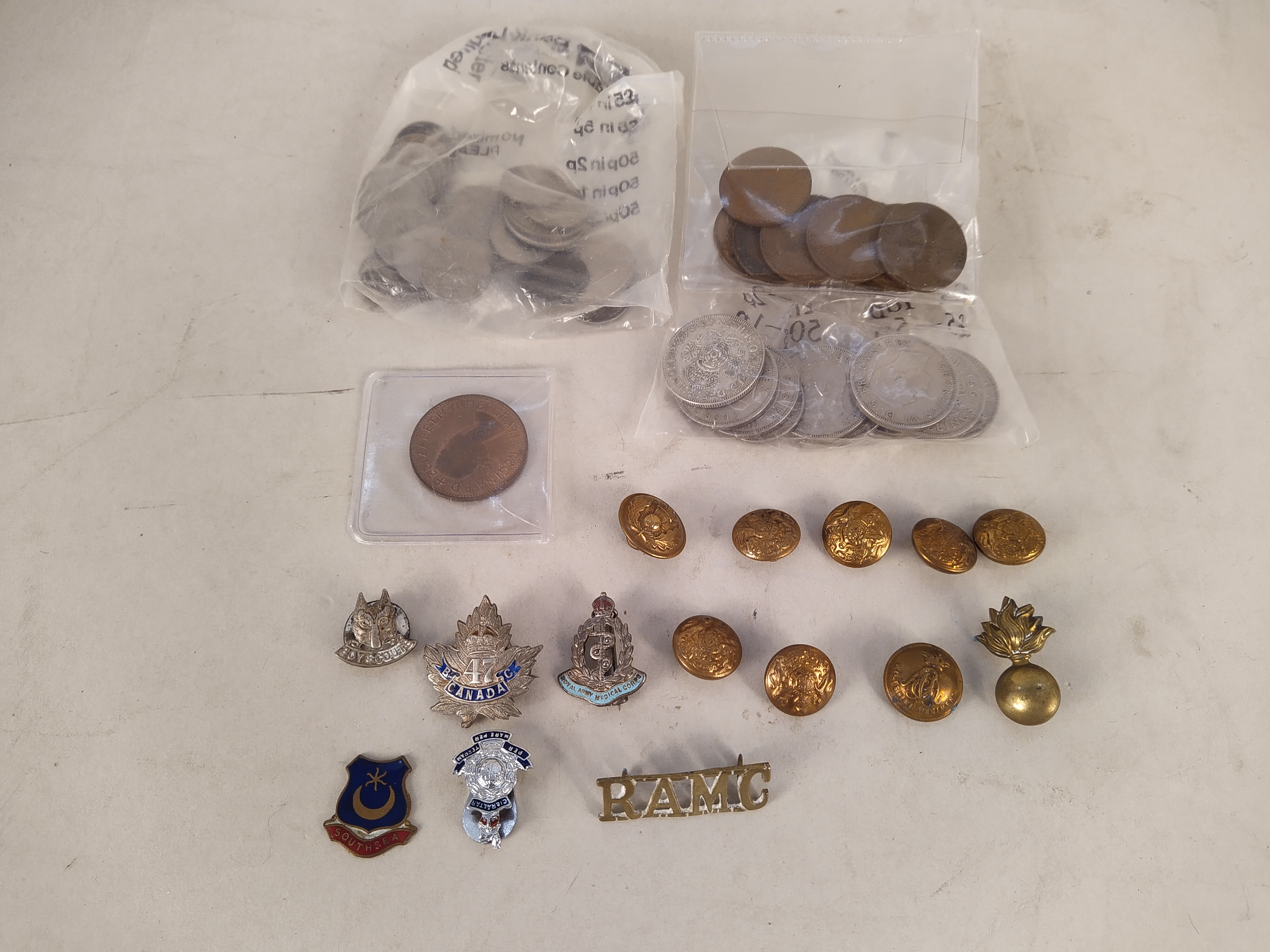 Mainly loose GB coinage and a tub of mixed foreign - Image 2 of 3