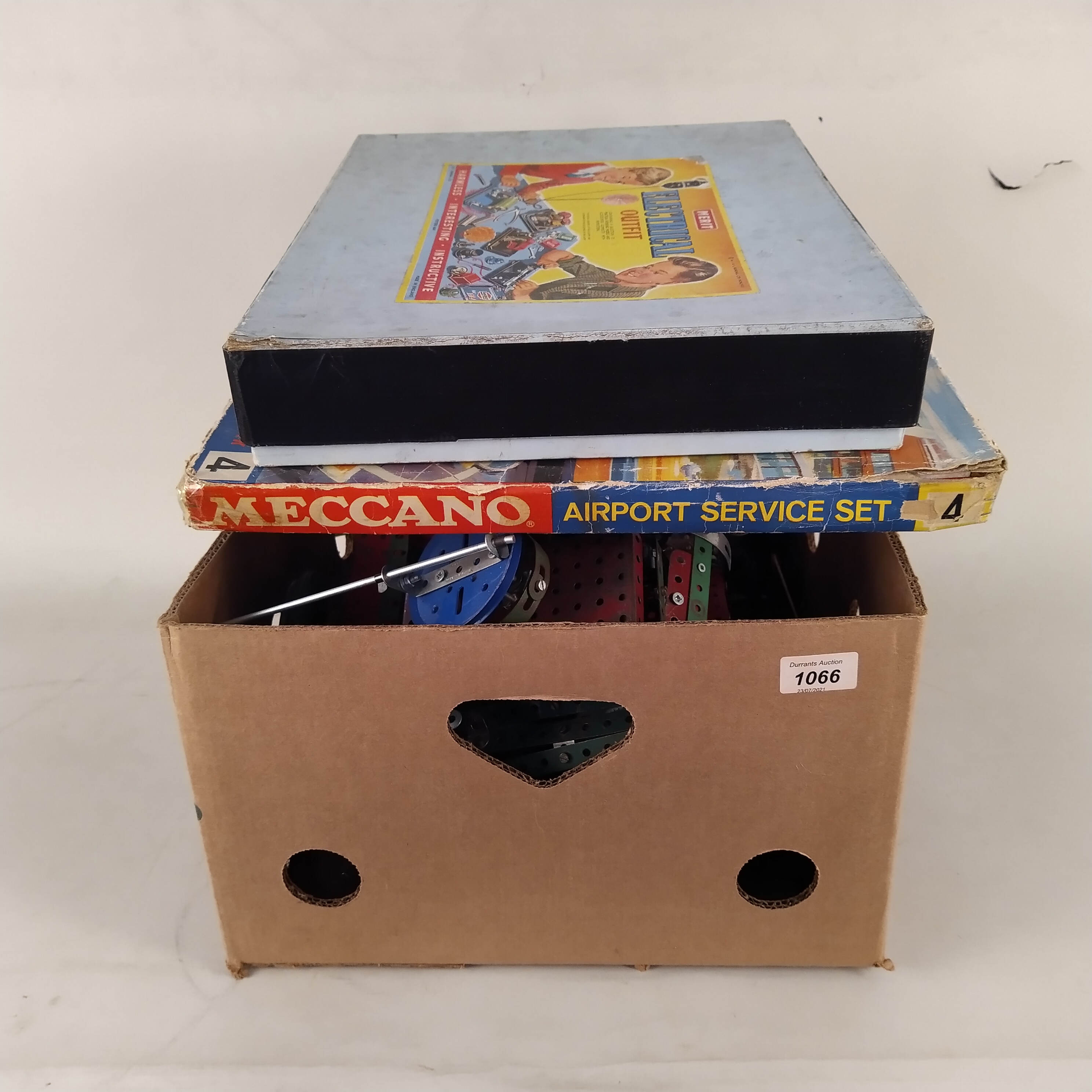 A box of constructed Meccano plus two empty vintage boxes - Image 3 of 3