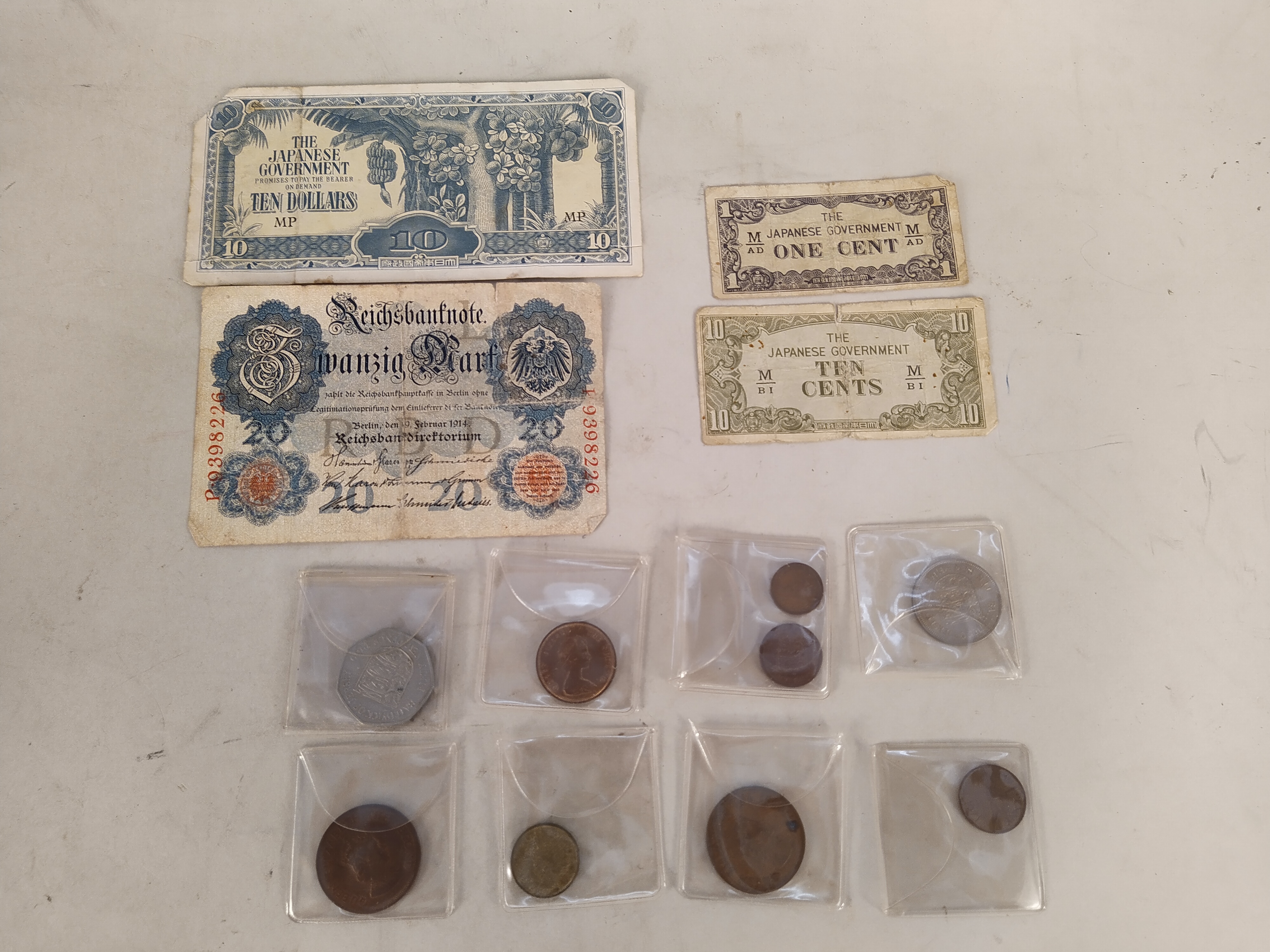 Various GB coins in wallets, a collection of George VI 3 D's plus a small tub of earlier coins,