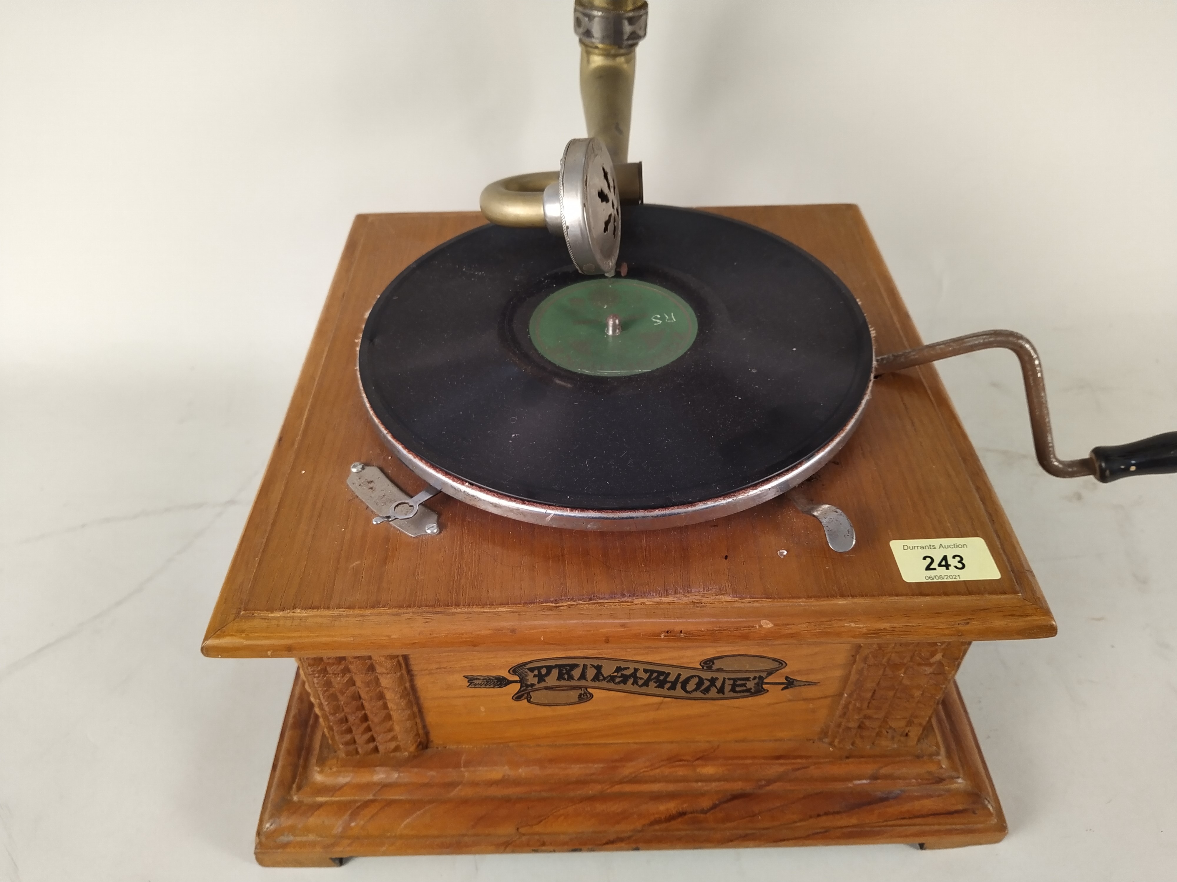 A replica wind-up horn gramophone in an oak case - Image 2 of 3