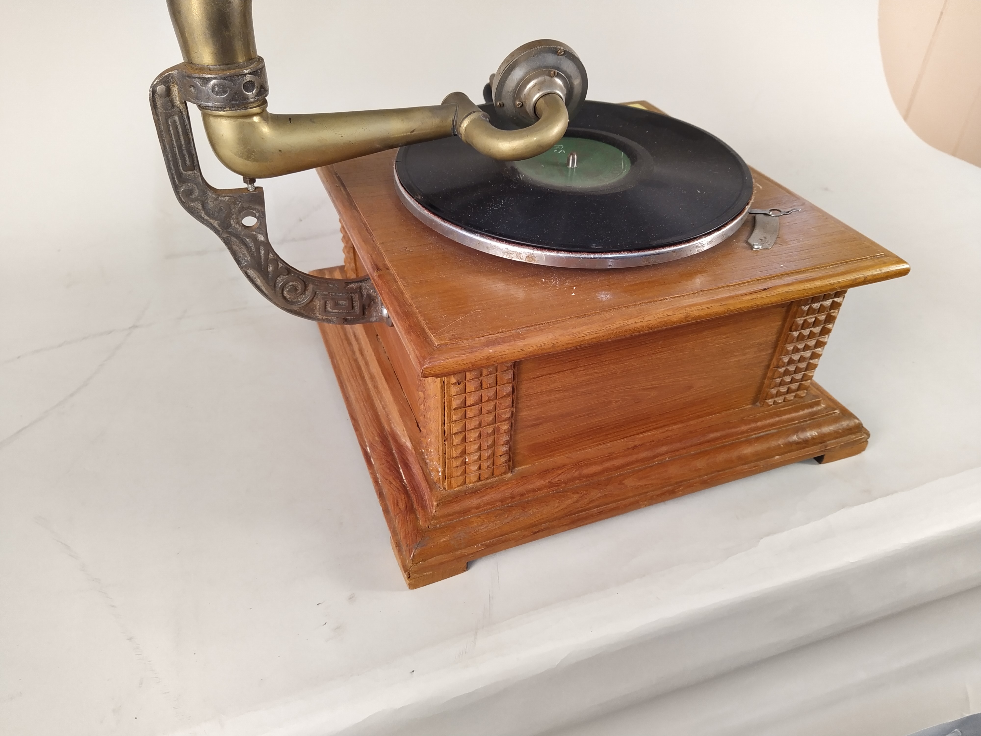 A replica wind-up horn gramophone in an oak case - Image 3 of 3