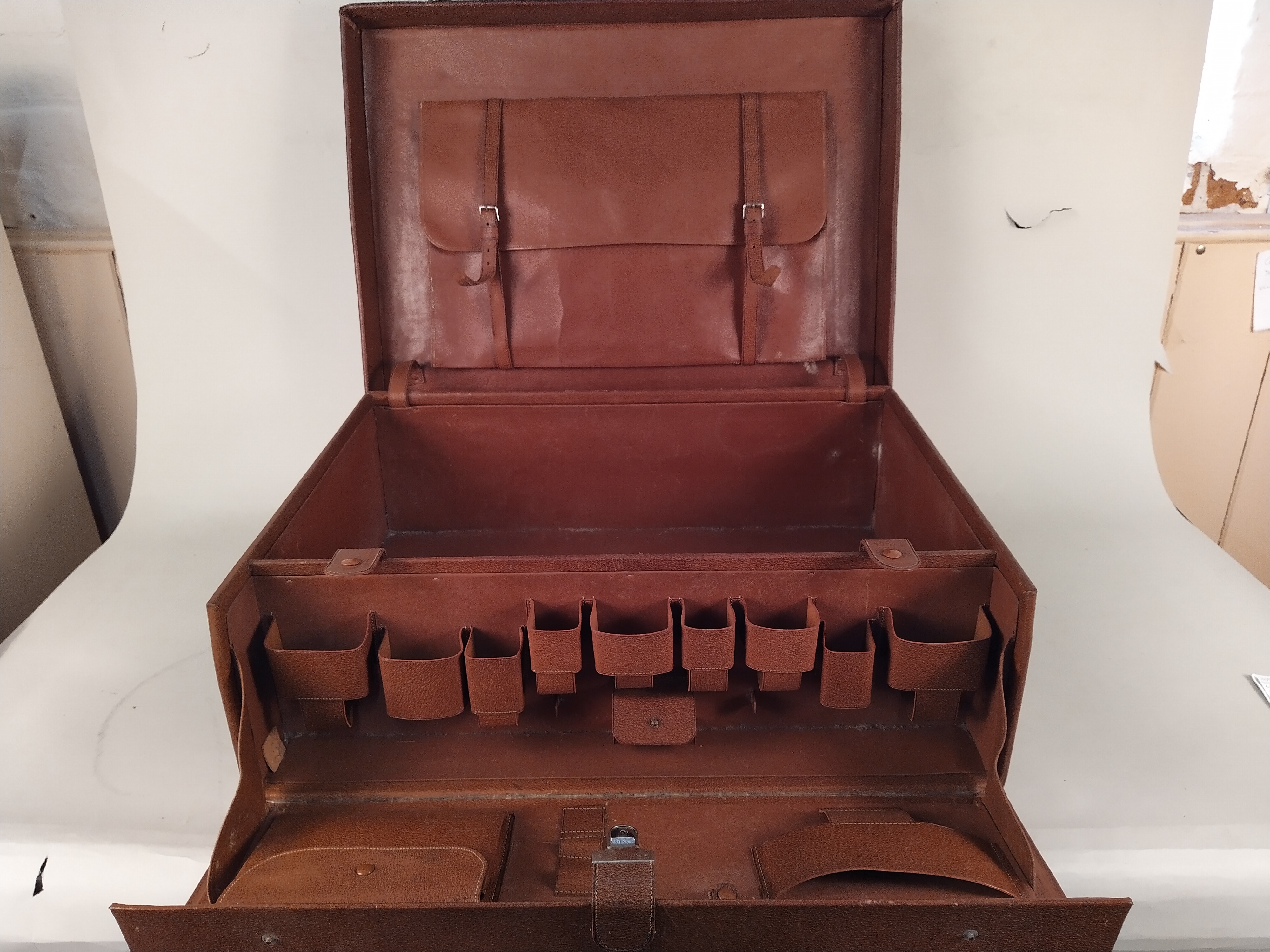 A vintage leatherette gentleman's fitted travelling case plus a vintage leather portmanteau - Image 4 of 4