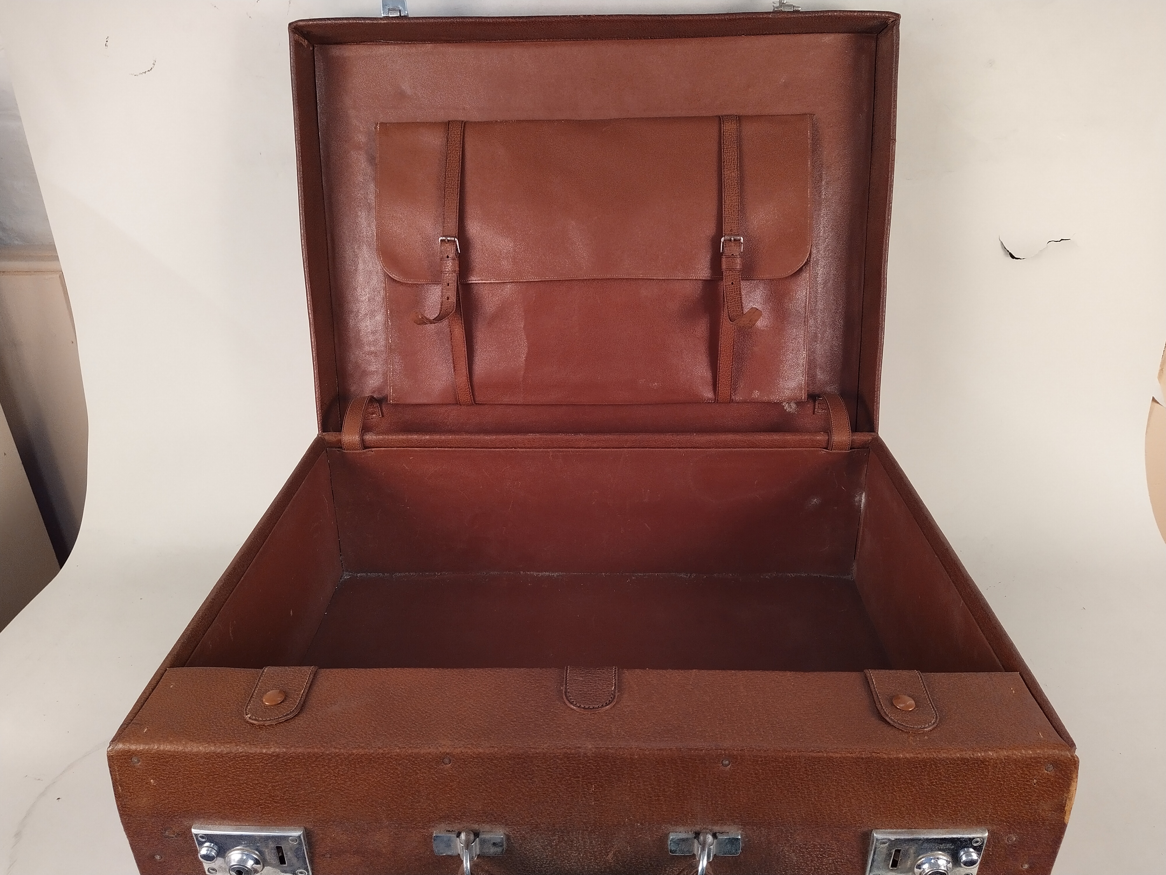 A vintage leatherette gentleman's fitted travelling case plus a vintage leather portmanteau - Image 3 of 4