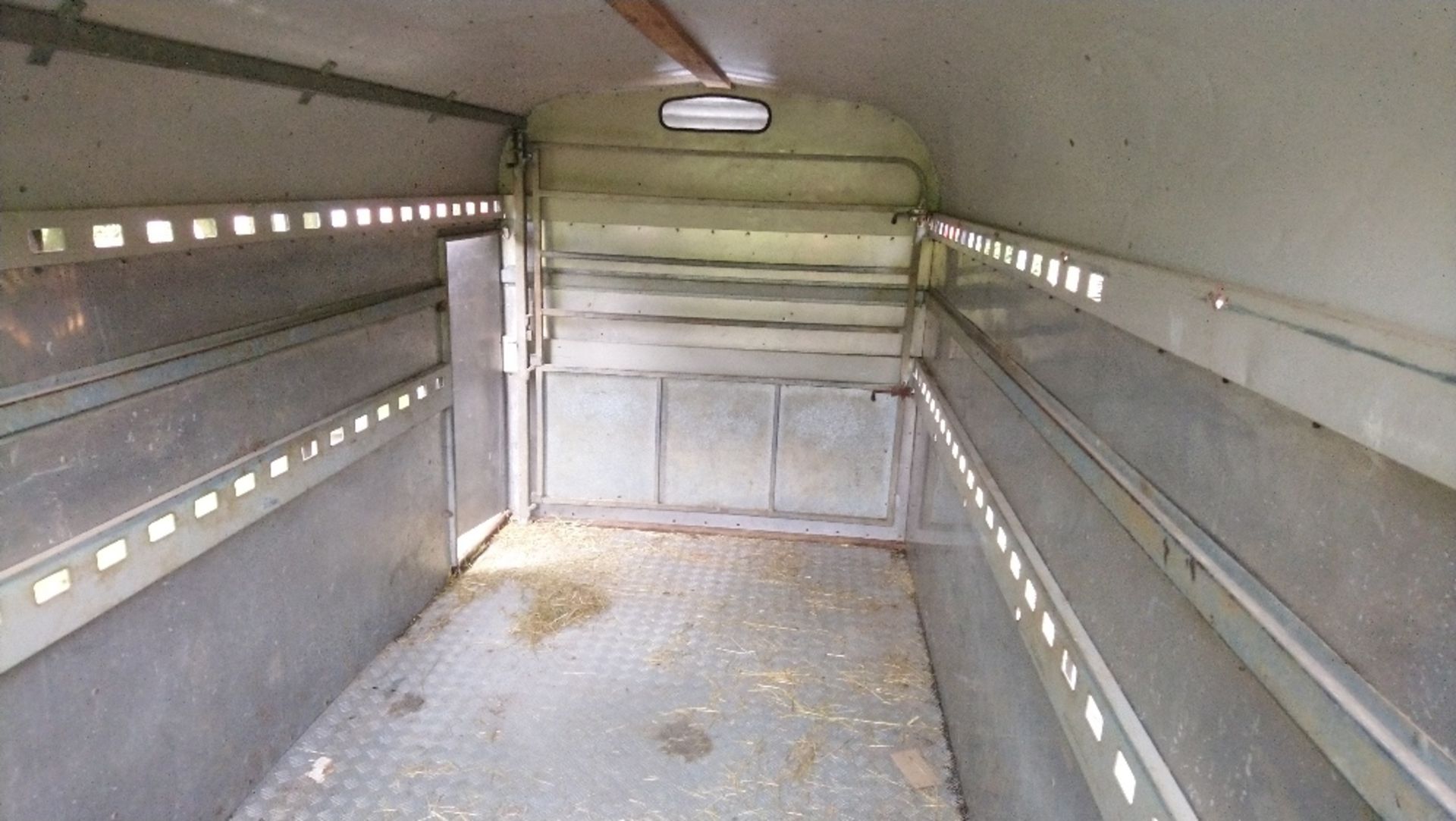 Bateson 1999 tandem axle livestock trailer, good tyres, solid metal floor. - Image 8 of 8