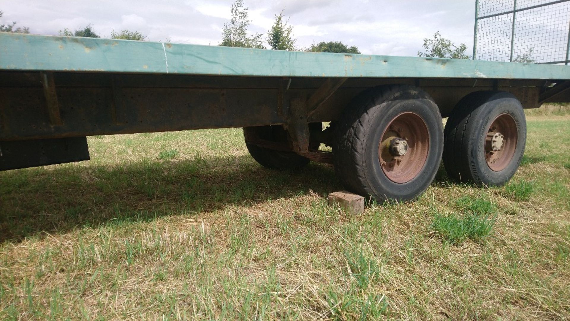Flat bed trailer, 8m x 2.4m bed 1.3 off ground. Stored near Palgrave, Suffolk. - Image 3 of 5
