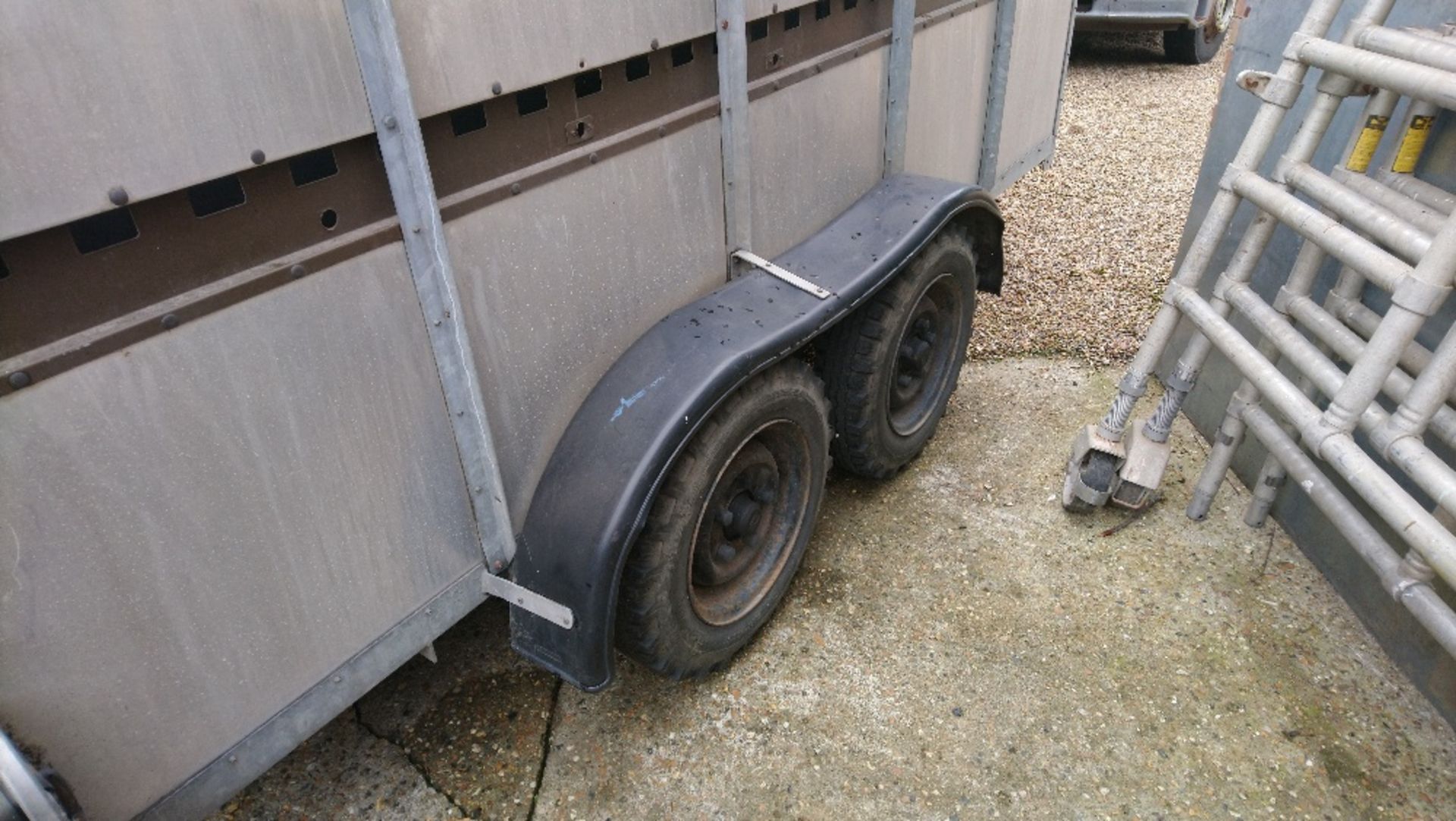 Bateson 1999 tandem axle livestock trailer, good tyres, solid metal floor. - Image 6 of 8