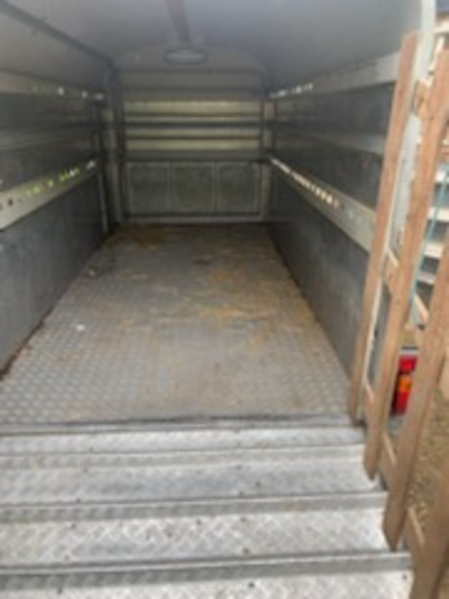 Bateson 1999 tandem axle livestock trailer, good tyres, solid metal floor. - Image 2 of 8