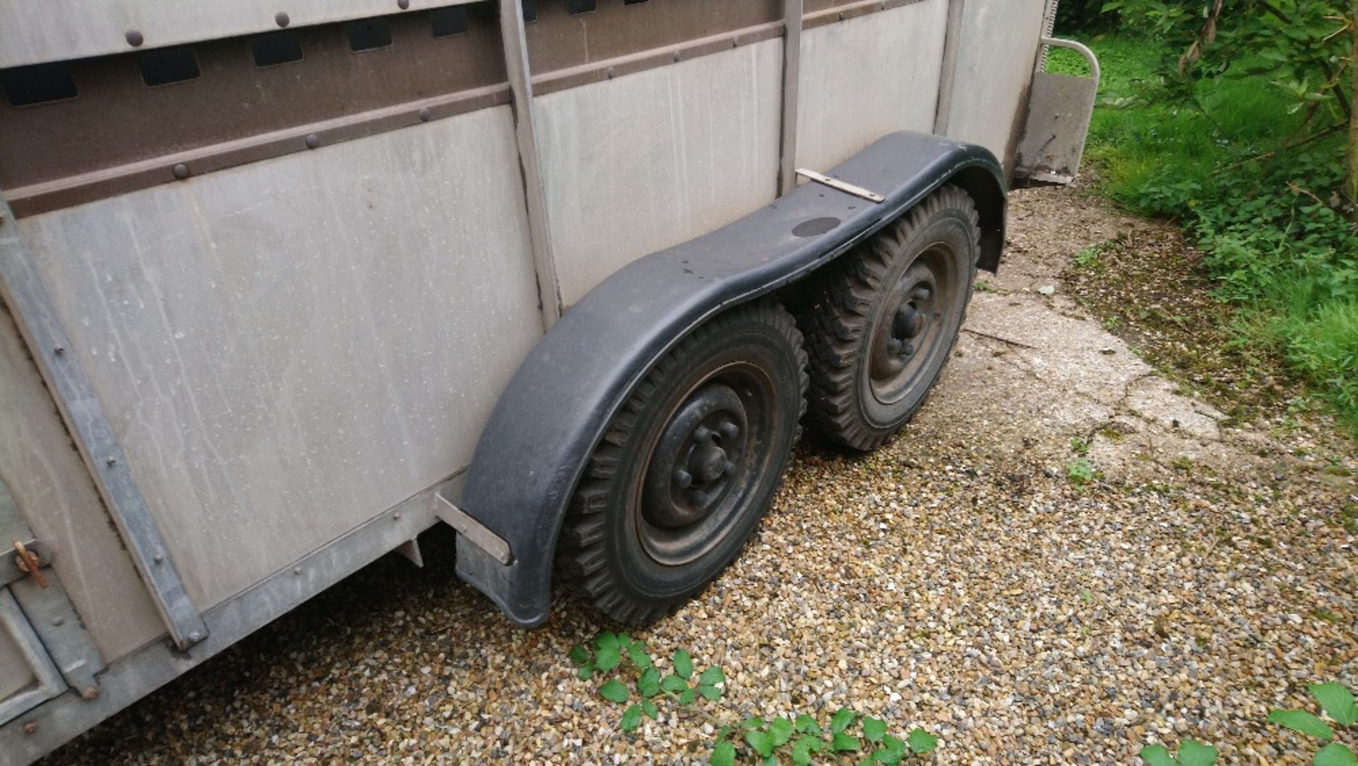 Bateson 1999 tandem axle livestock trailer, good tyres, solid metal floor. - Image 5 of 8