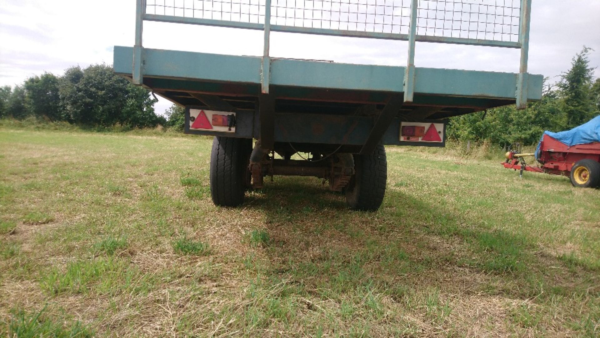 Flat bed trailer, 8m x 2.4m bed 1.3 off ground. Stored near Palgrave, Suffolk. - Image 4 of 5