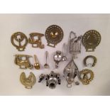 A tray of assorted eastern brass ware and white metal ware plus assorted horse brasses