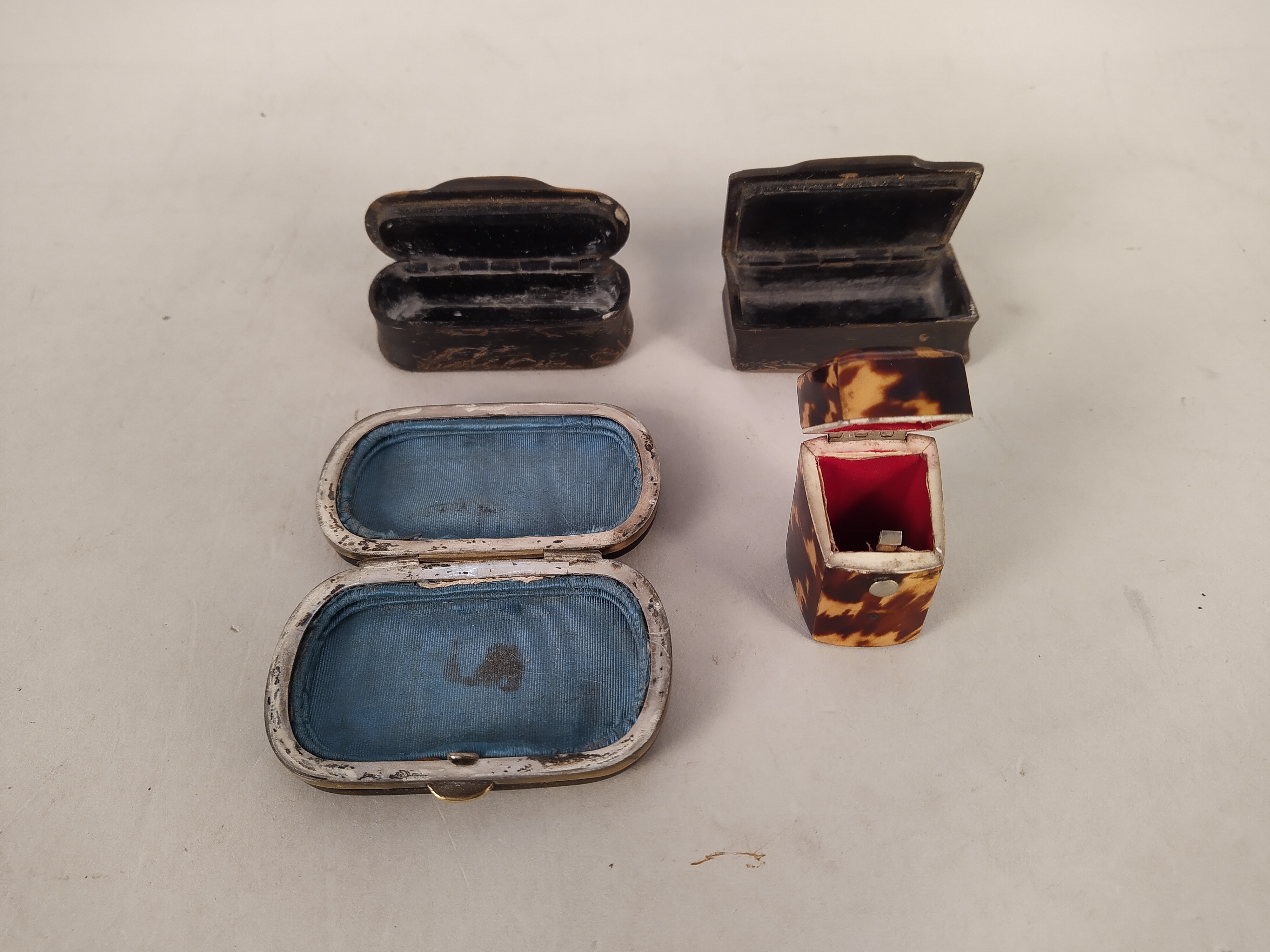 A good selection of antique tortoiseshell wares in snuff boxes, toothpick box, daily notebook, - Image 2 of 3